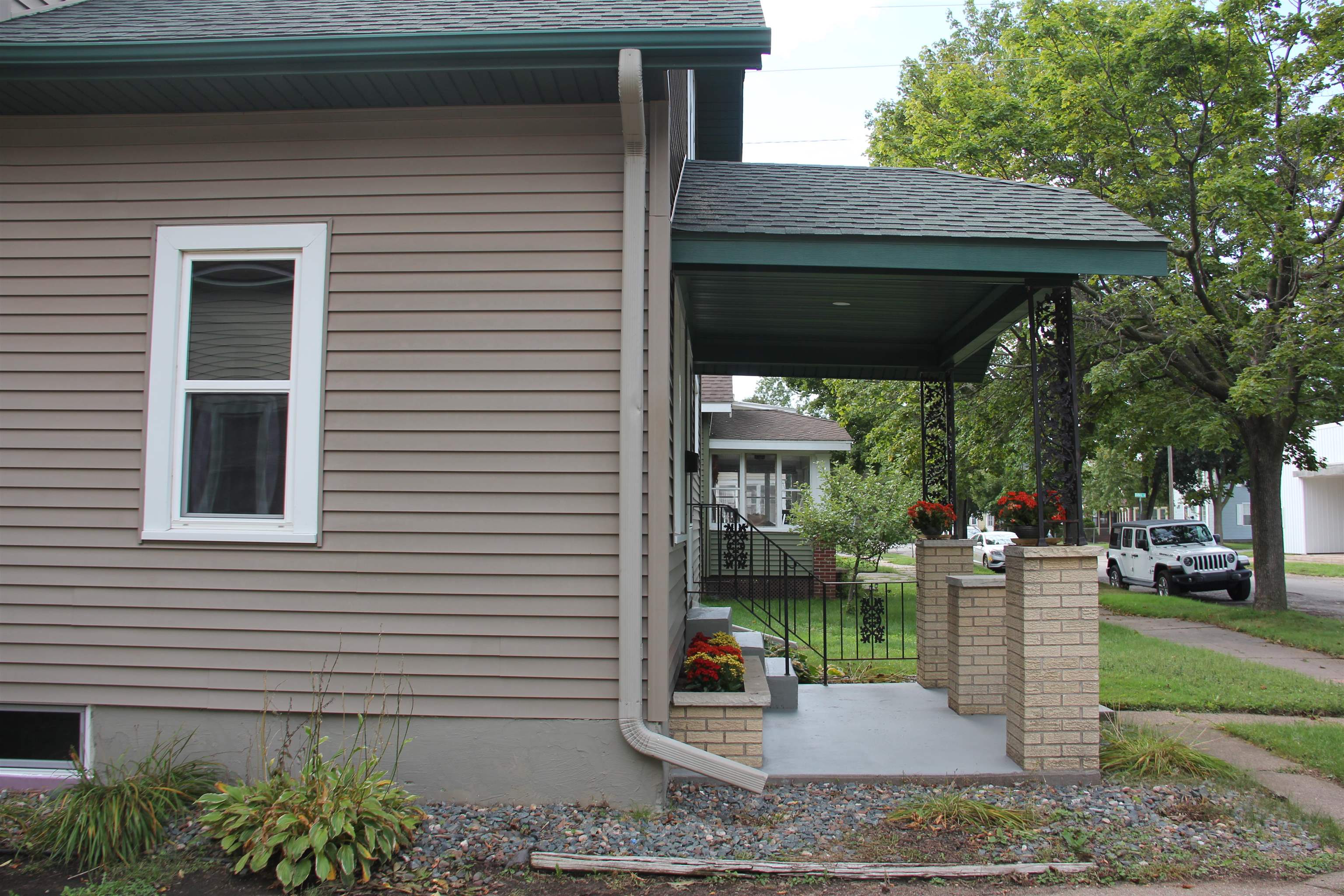 833 & 833-1/2 HENRIETTA STREET, Wausau, Wisconsin 54403, 2 Bedrooms Bedrooms, 5 Rooms Rooms,1 BathroomBathrooms,Multi-family,For Sale,833 & 833-1/2 HENRIETTA STREET,22604487