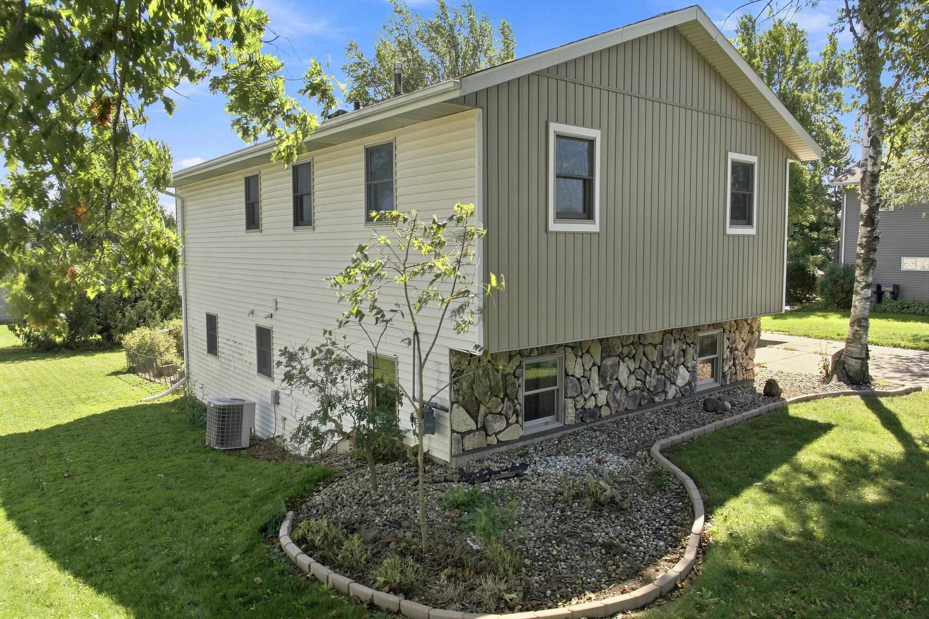 1601 S LINCOLN AVENUE, Marshfield, Wisconsin 54449, 4 Bedrooms Bedrooms, ,2 BathroomsBathrooms,Residential,For Sale,1601 S LINCOLN AVENUE,22604519