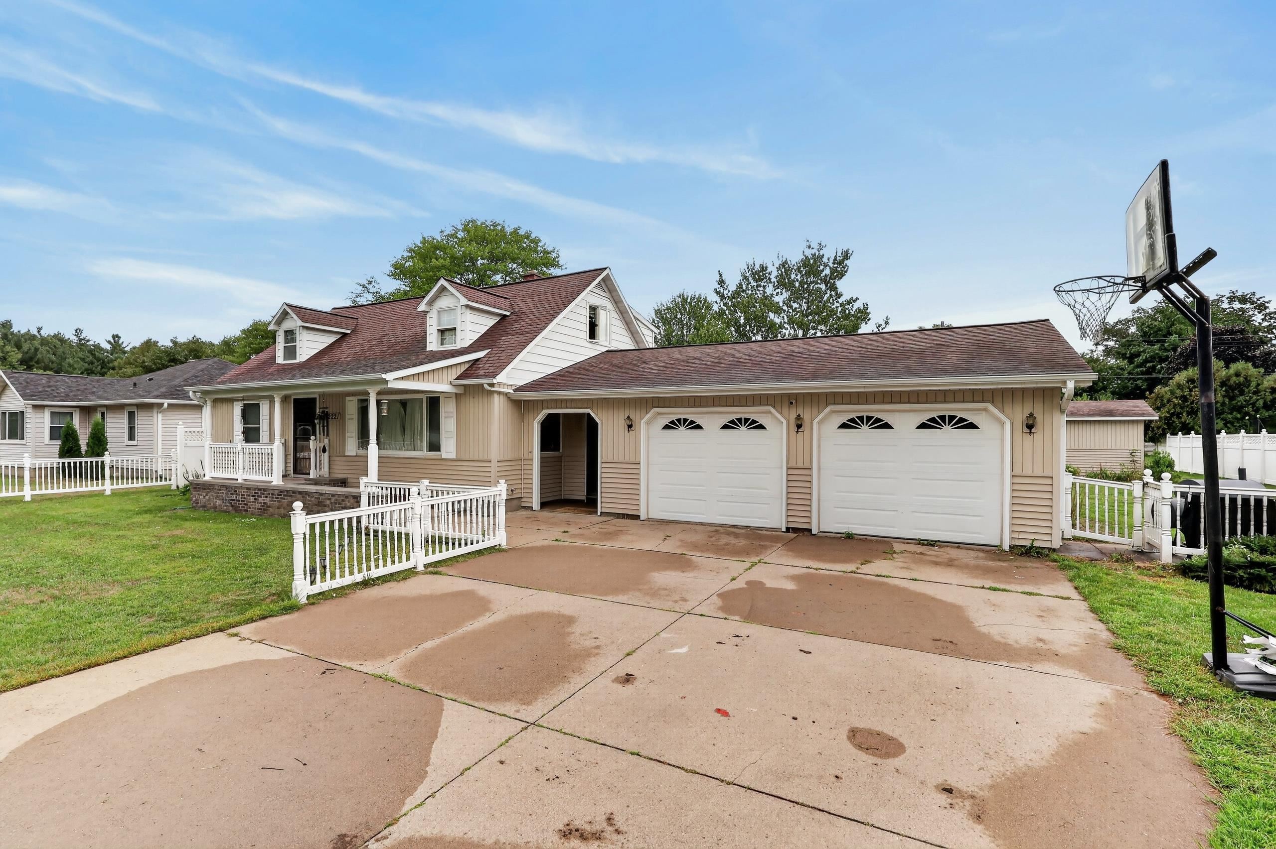 2221 S 1ST STREET, Wisconsin Rapids, Wisconsin 54494, 5 Bedrooms Bedrooms, ,2 BathroomsBathrooms,Residential,For Sale,2221 S 1ST STREET,22604545