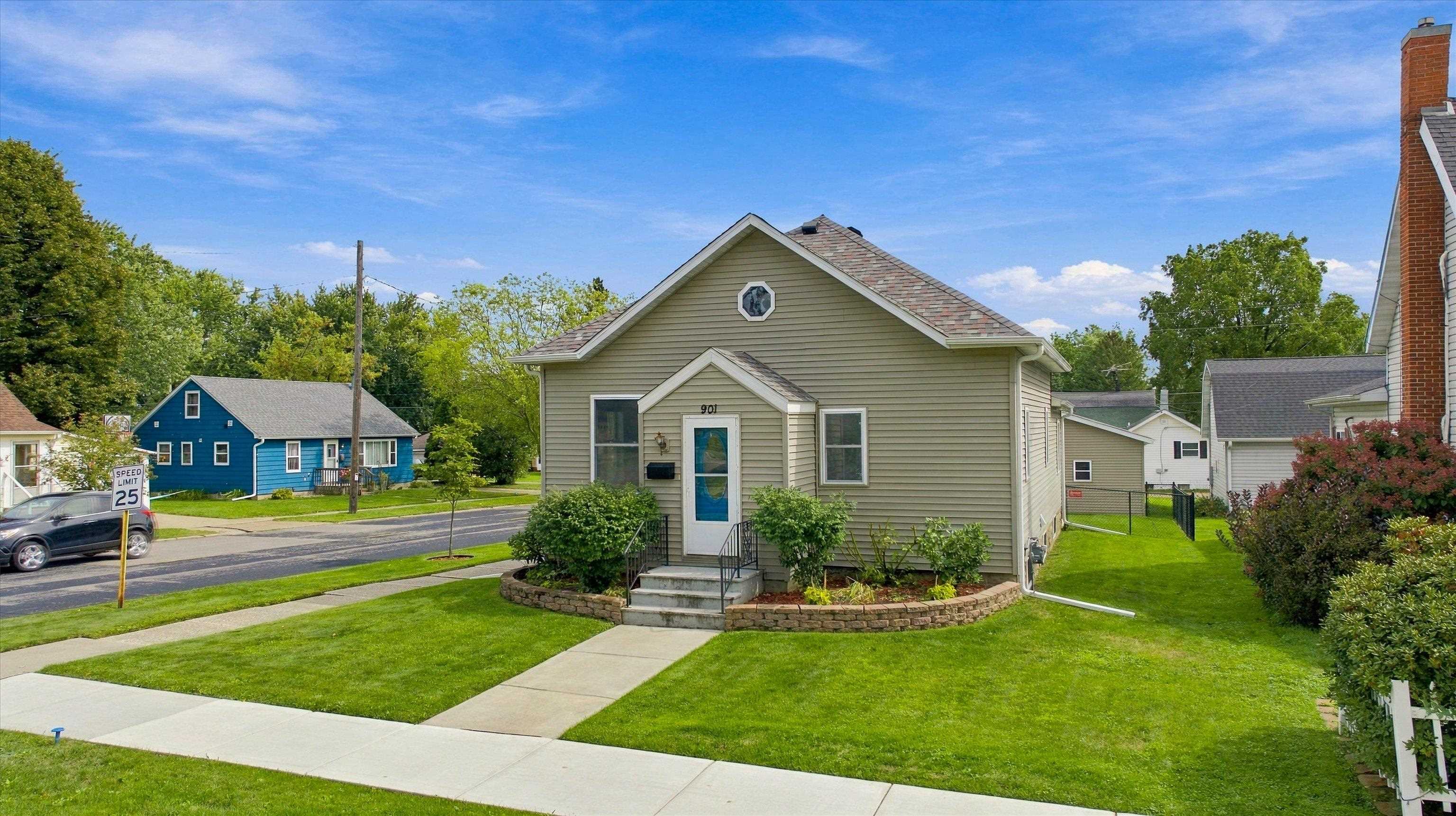 901 S ASH AVENUE, Marshfield, Wisconsin 54449, 2 Bedrooms Bedrooms, ,1 BathroomBathrooms,Residential,For Sale,901 S ASH AVENUE,22604625