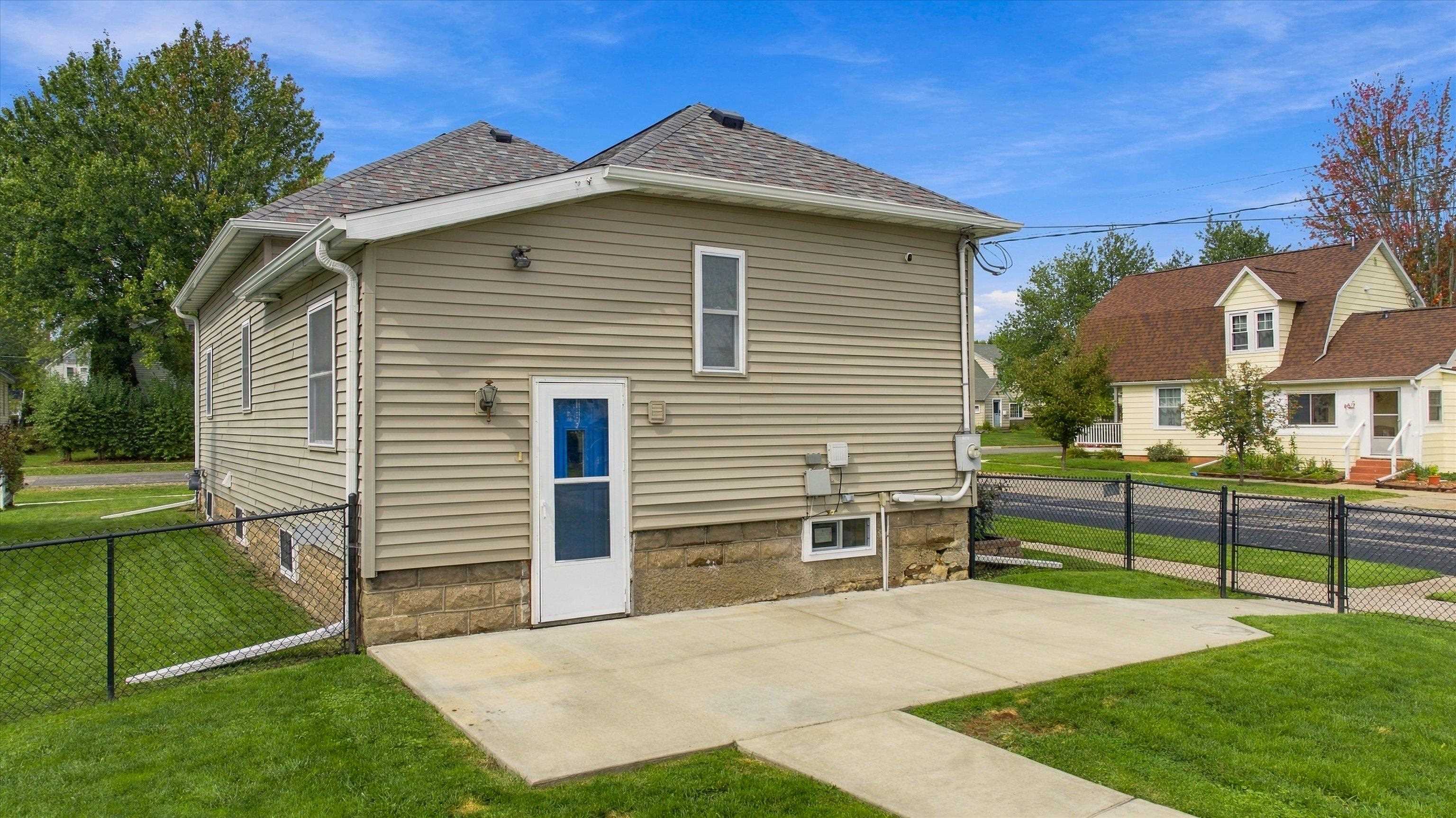 901 S ASH AVENUE, Marshfield, Wisconsin 54449, 2 Bedrooms Bedrooms, ,1 BathroomBathrooms,Residential,For Sale,901 S ASH AVENUE,22604625