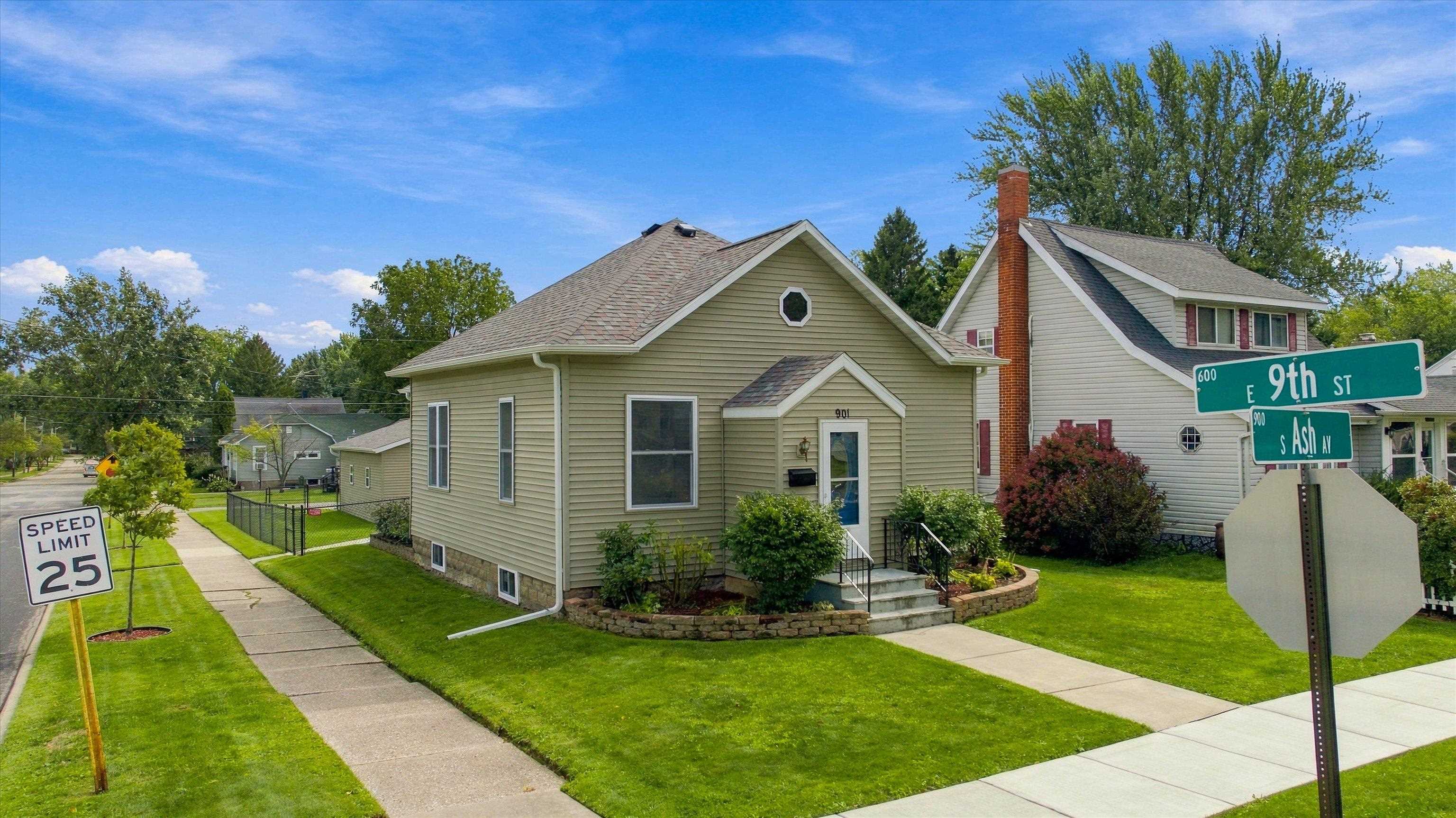 901 S ASH AVENUE, Marshfield, Wisconsin 54449, 2 Bedrooms Bedrooms, ,1 BathroomBathrooms,Residential,For Sale,901 S ASH AVENUE,22604625