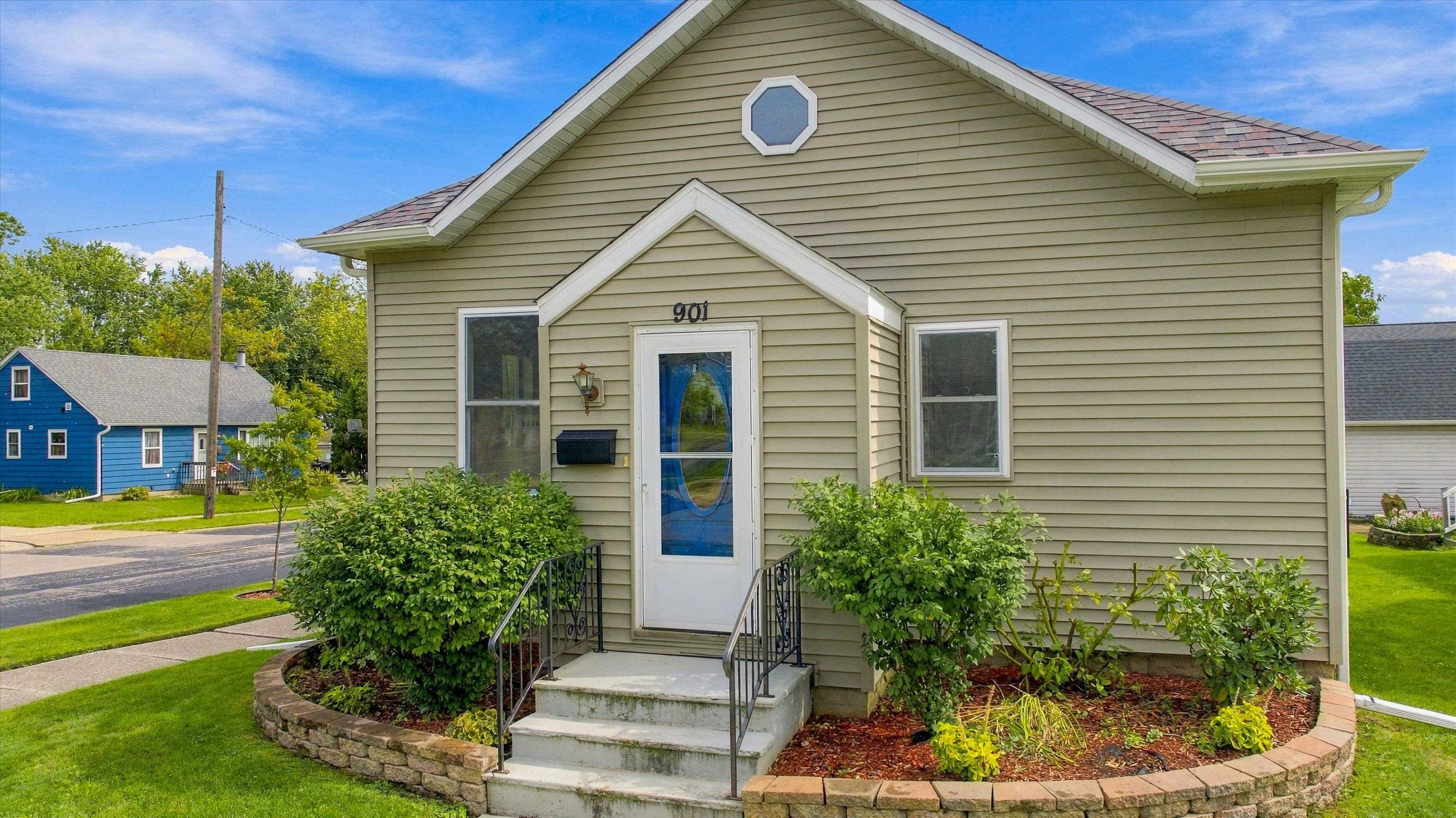 901 S ASH AVENUE, Marshfield, Wisconsin 54449, 2 Bedrooms Bedrooms, ,1 BathroomBathrooms,Residential,For Sale,901 S ASH AVENUE,22604625