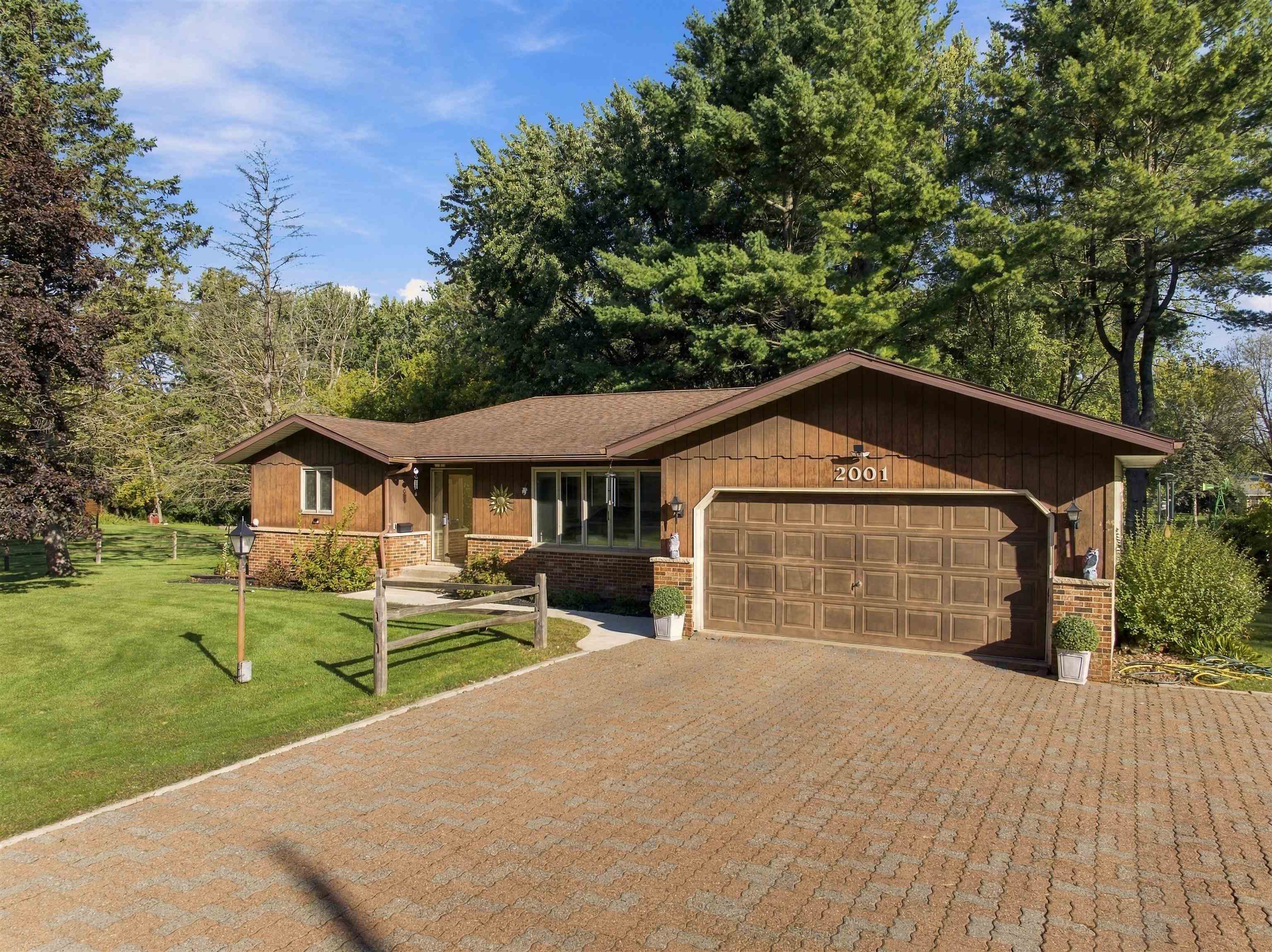 2001 E BLODGETT STREET, Marshfield, Wisconsin 54449, 3 Bedrooms Bedrooms, ,2 BathroomsBathrooms,Residential,For Sale,2001 E BLODGETT STREET,22604744