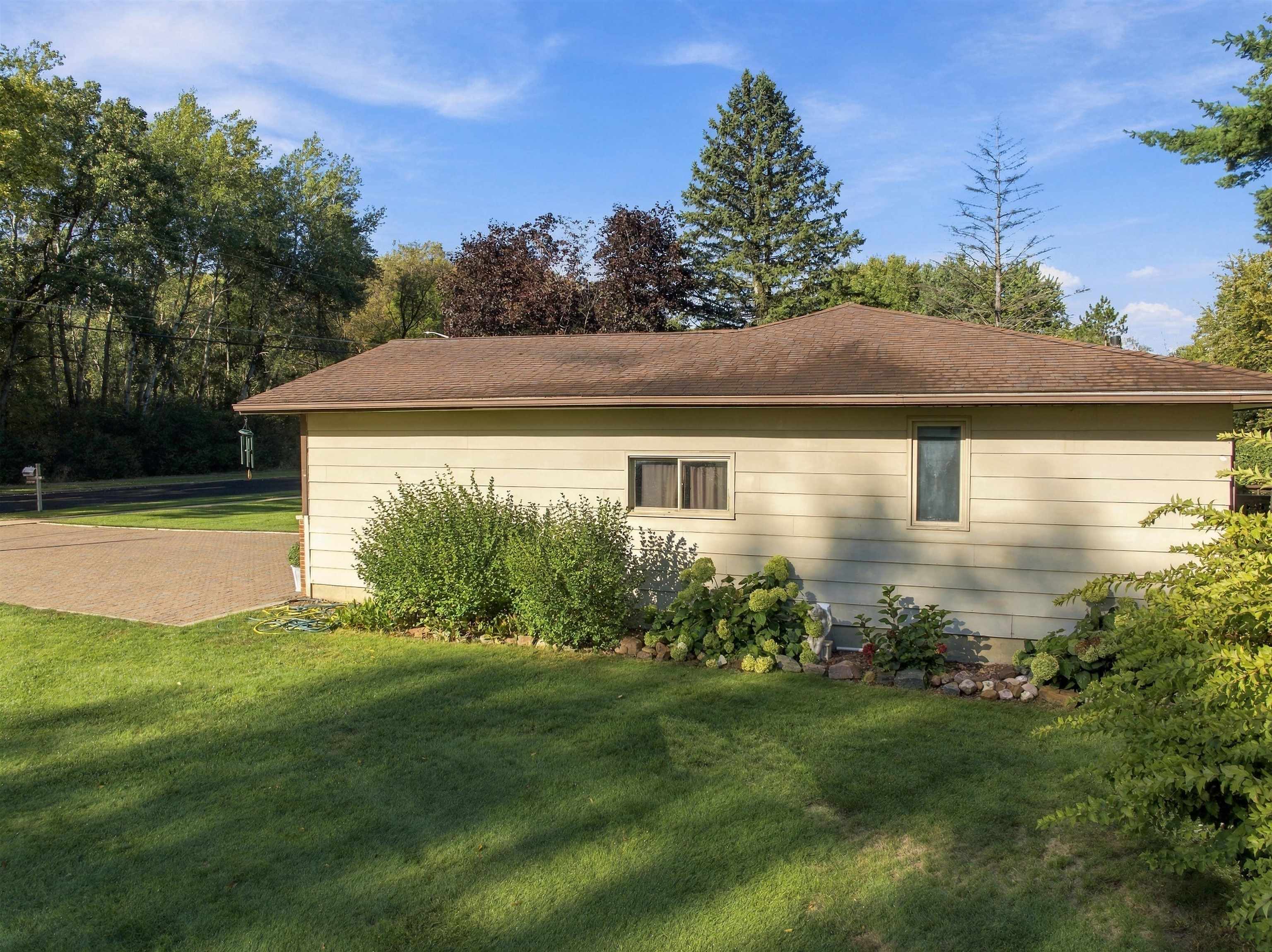 2001 E BLODGETT STREET, Marshfield, Wisconsin 54449, 3 Bedrooms Bedrooms, ,2 BathroomsBathrooms,Residential,For Sale,2001 E BLODGETT STREET,22604744