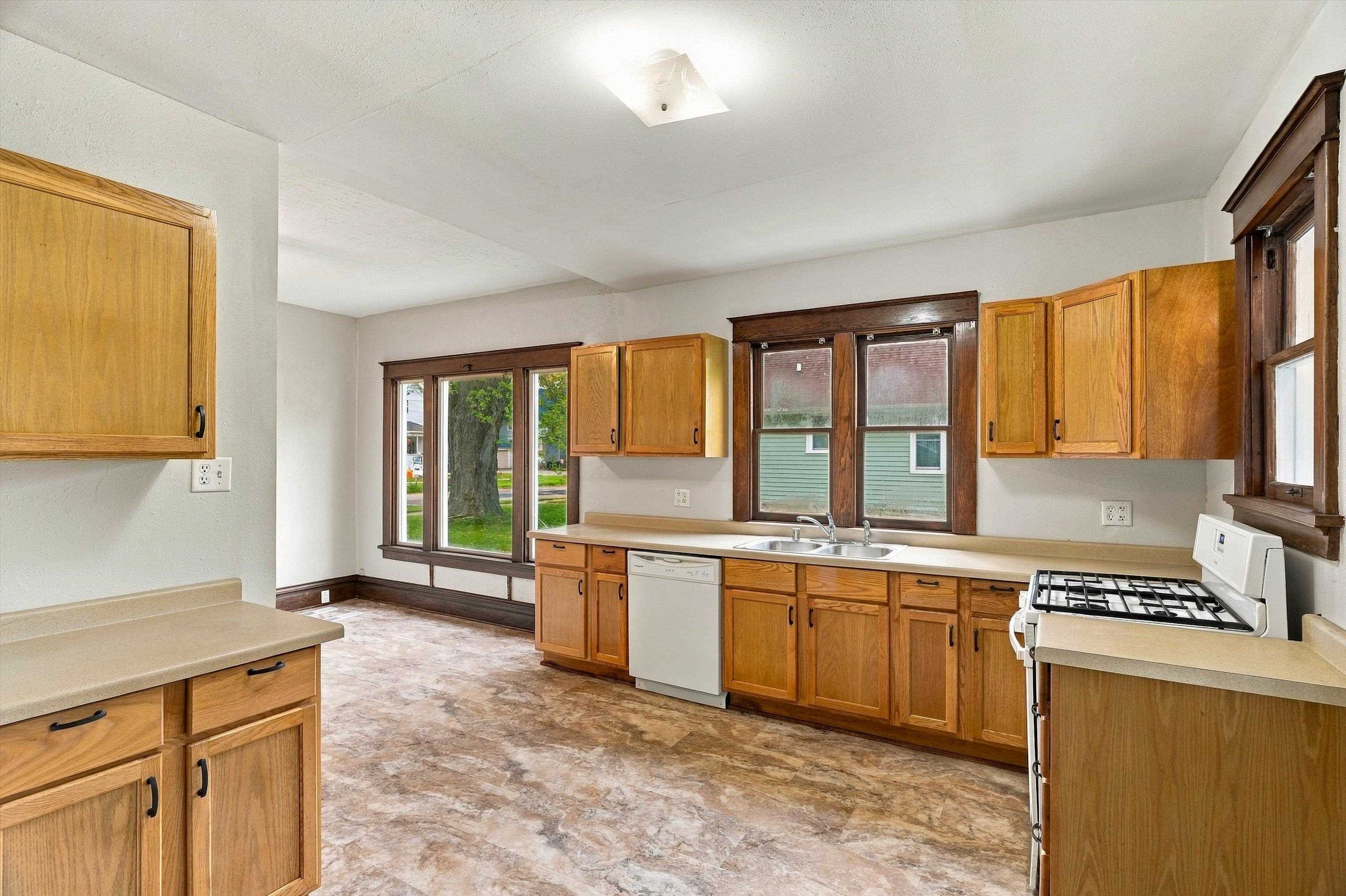 510 W BLODGETT STREET, Marshfield, Wisconsin 54449, 3 Bedrooms Bedrooms, ,2 BathroomsBathrooms,Residential,For Sale,510 W BLODGETT STREET,22604998