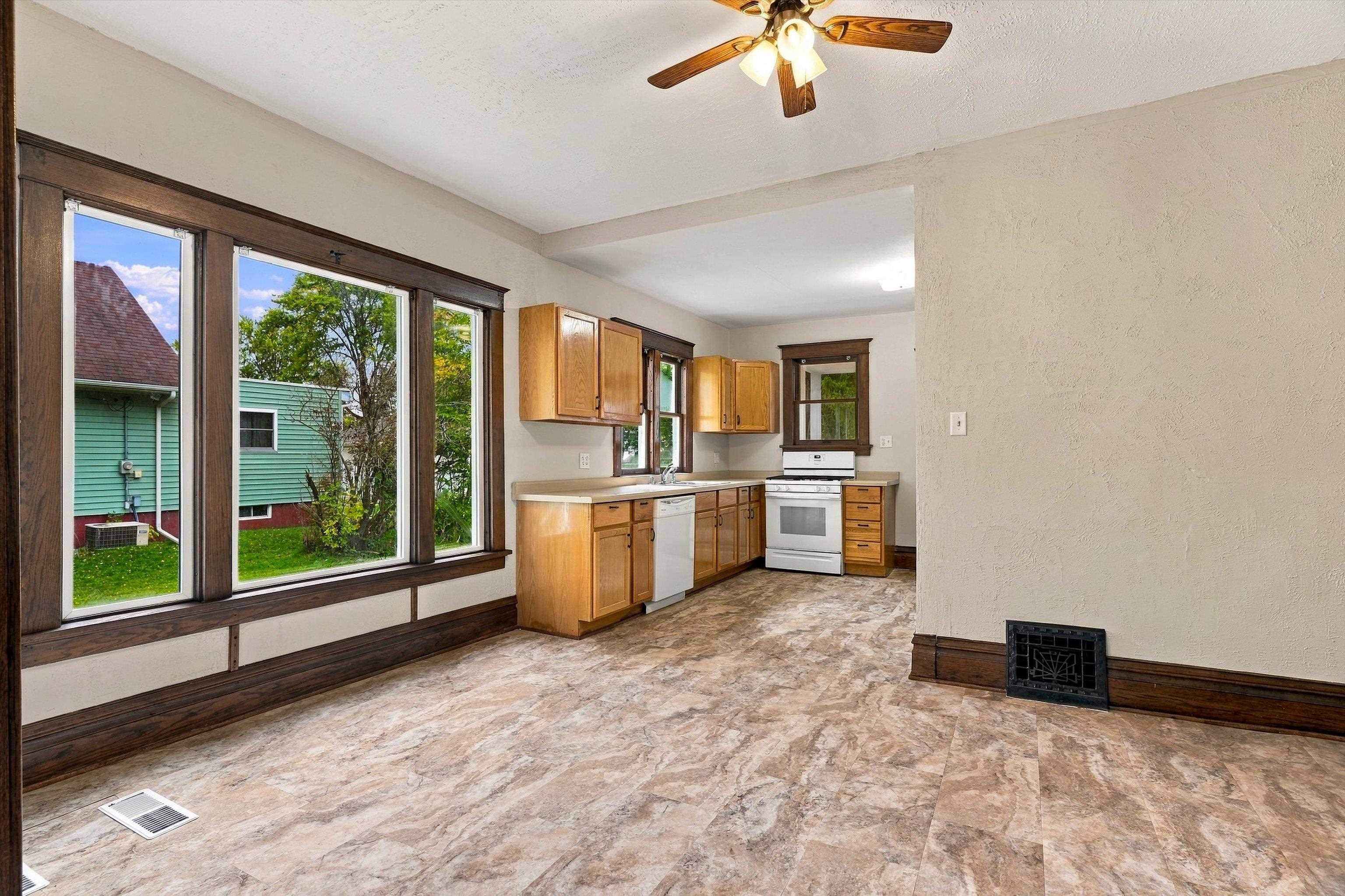 510 W BLODGETT STREET, Marshfield, Wisconsin 54449, 3 Bedrooms Bedrooms, ,2 BathroomsBathrooms,Residential,For Sale,510 W BLODGETT STREET,22604998