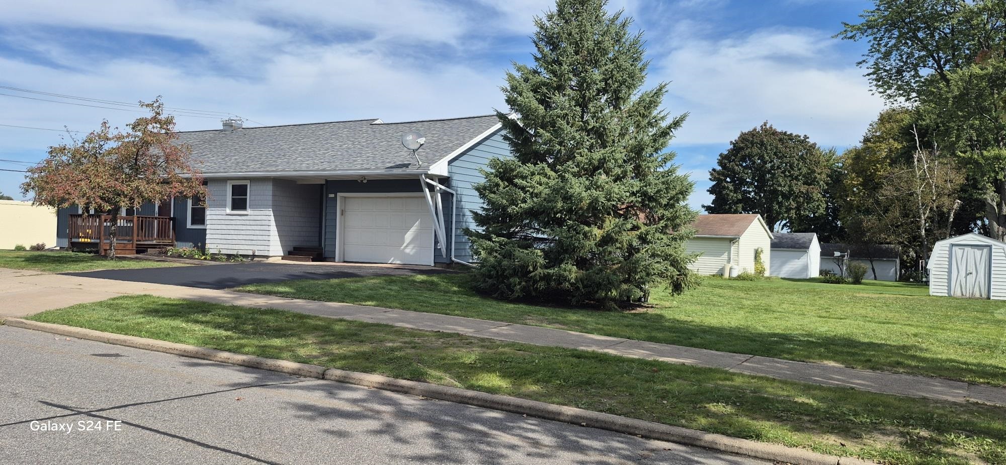 1111 N CHESTNUT AVENUE, Marshfield, Wisconsin 54449, 3 Bedrooms Bedrooms, ,2 BathroomsBathrooms,Residential,For Sale,1111 N CHESTNUT AVENUE,22605025