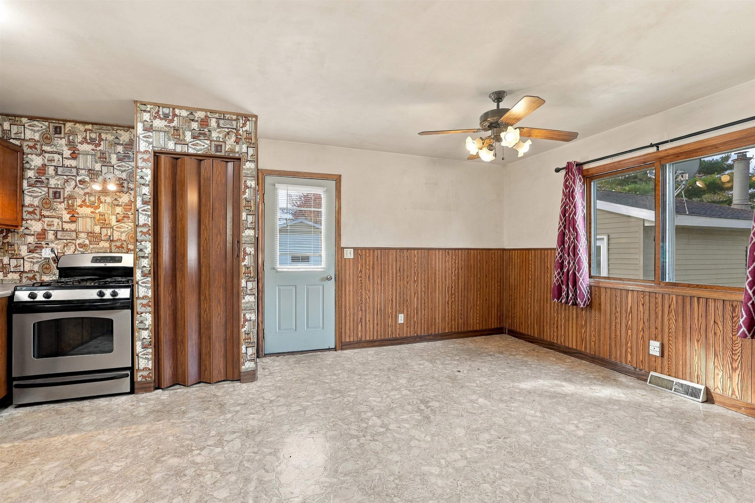 3298 LINDBERGH AVENUE, Stevens Point, Wisconsin 54481, 4 Bedrooms Bedrooms, ,1 BathroomBathrooms,Residential,For Sale,3298 LINDBERGH AVENUE,22605157