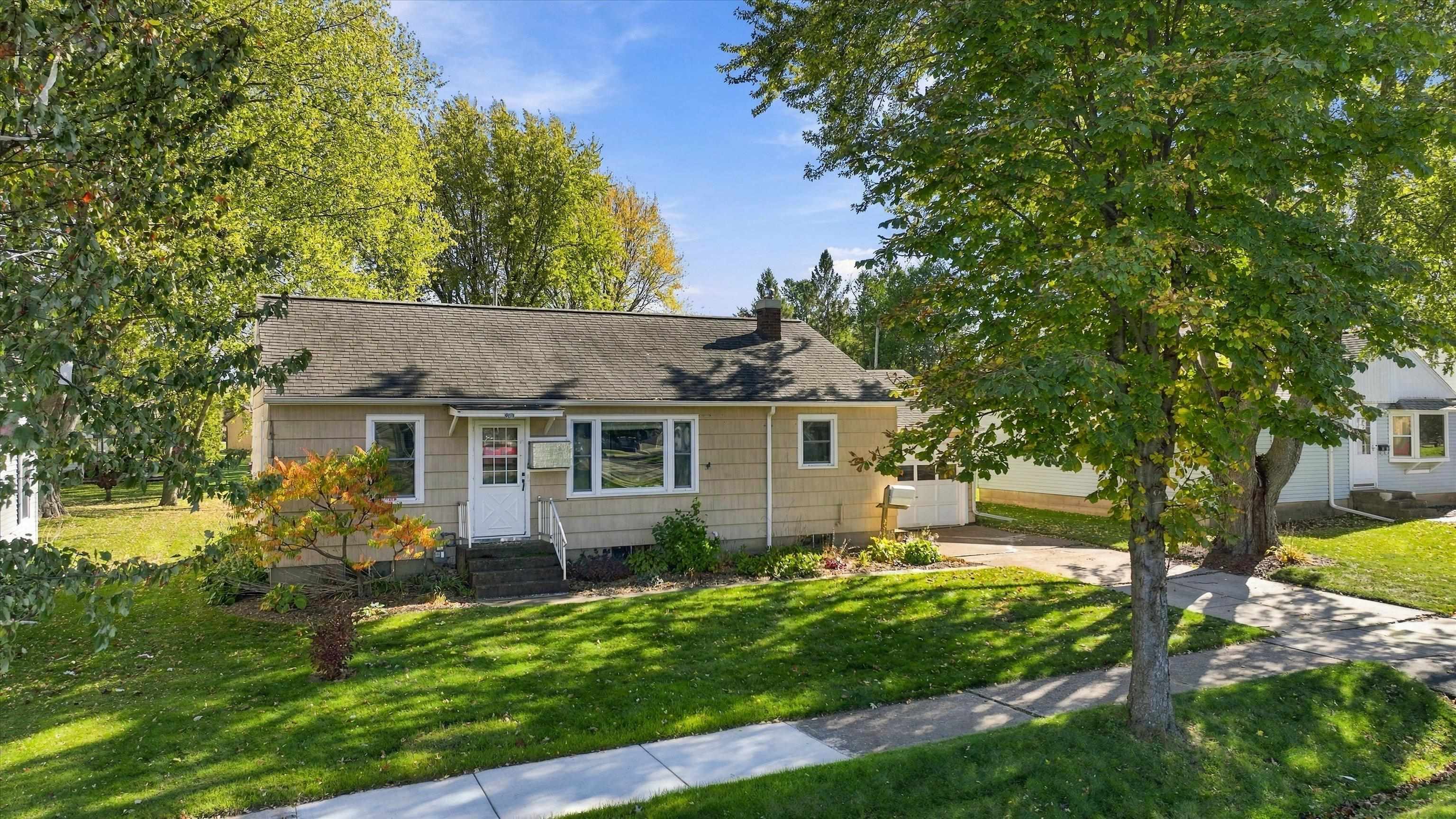 901 N MAPLE AVENUE, Marshfield, Wisconsin 54449, 3 Bedrooms Bedrooms, ,1 BathroomBathrooms,Residential,For Sale,901 N MAPLE AVENUE,22605222