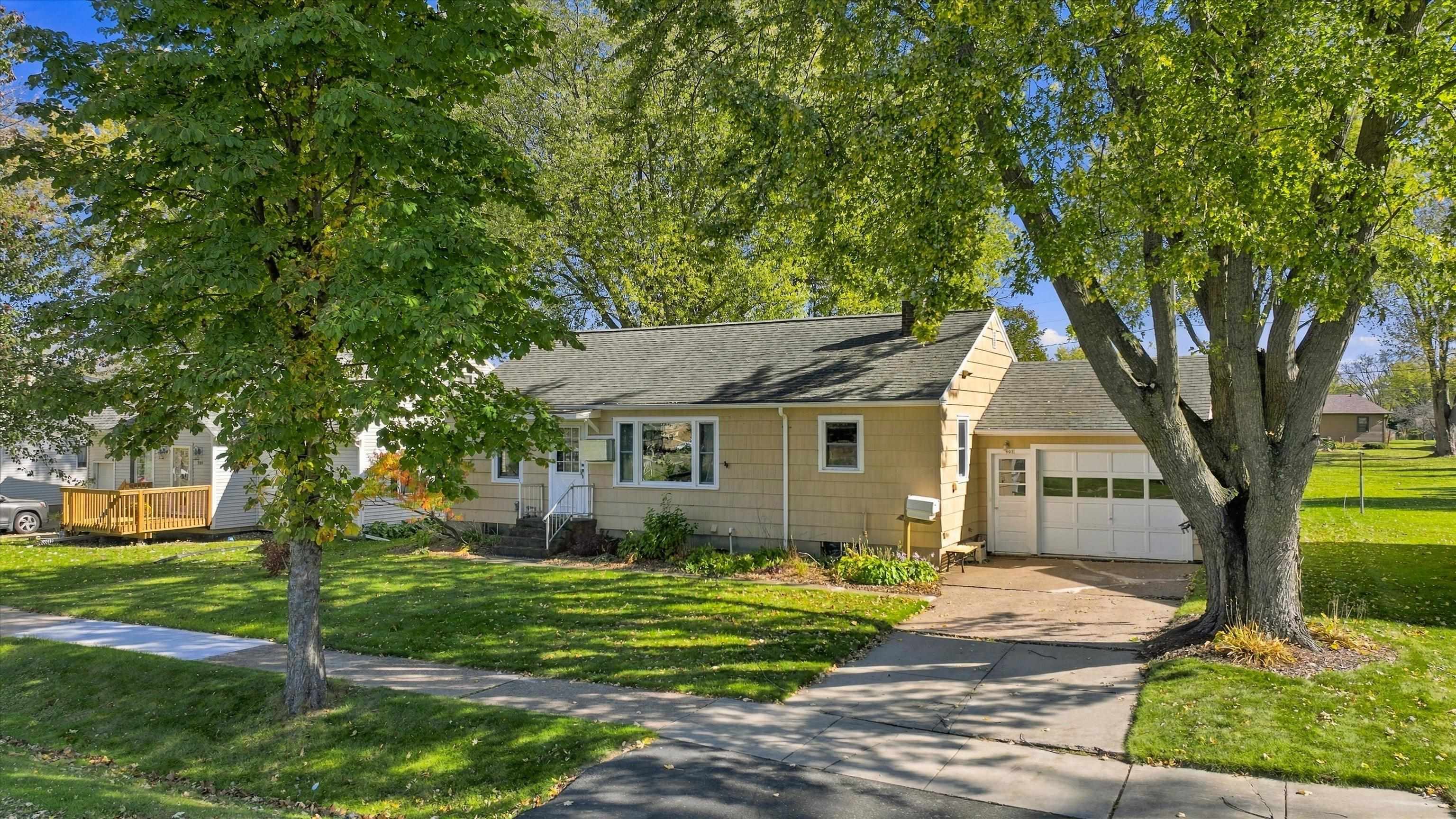 901 N MAPLE AVENUE, Marshfield, Wisconsin 54449, 3 Bedrooms Bedrooms, ,1 BathroomBathrooms,Residential,For Sale,901 N MAPLE AVENUE,22605222