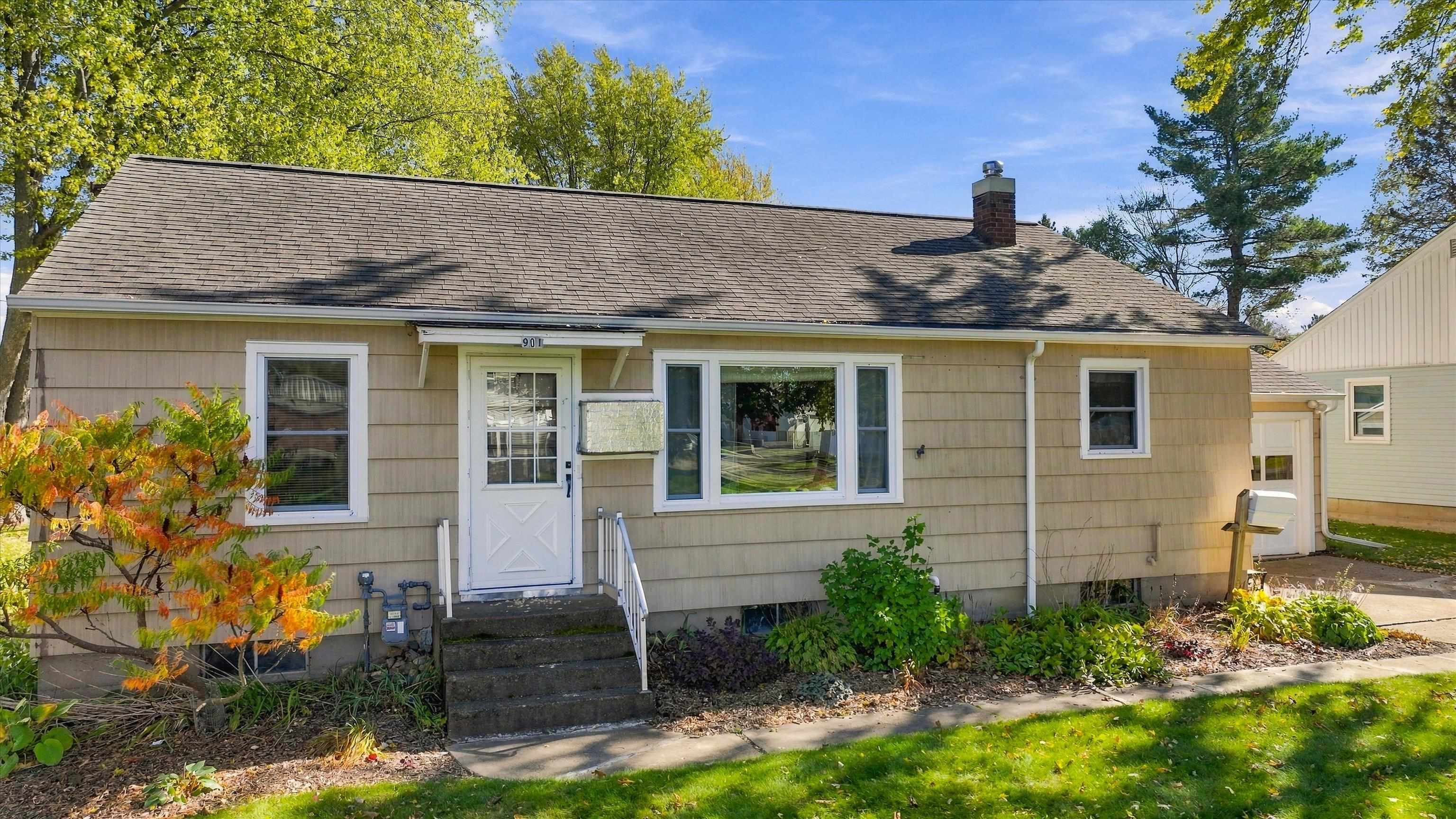 901 N MAPLE AVENUE, Marshfield, Wisconsin 54449, 3 Bedrooms Bedrooms, ,1 BathroomBathrooms,Residential,For Sale,901 N MAPLE AVENUE,22605222
