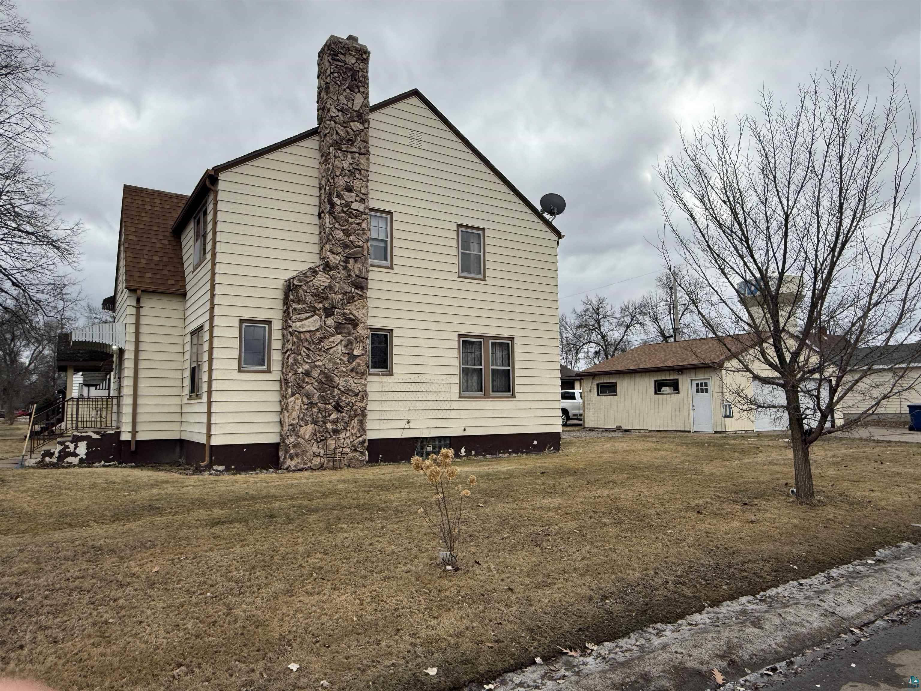 3001 W 3rd Ave, Hibbing, MN 55746 Listing Photo  3
