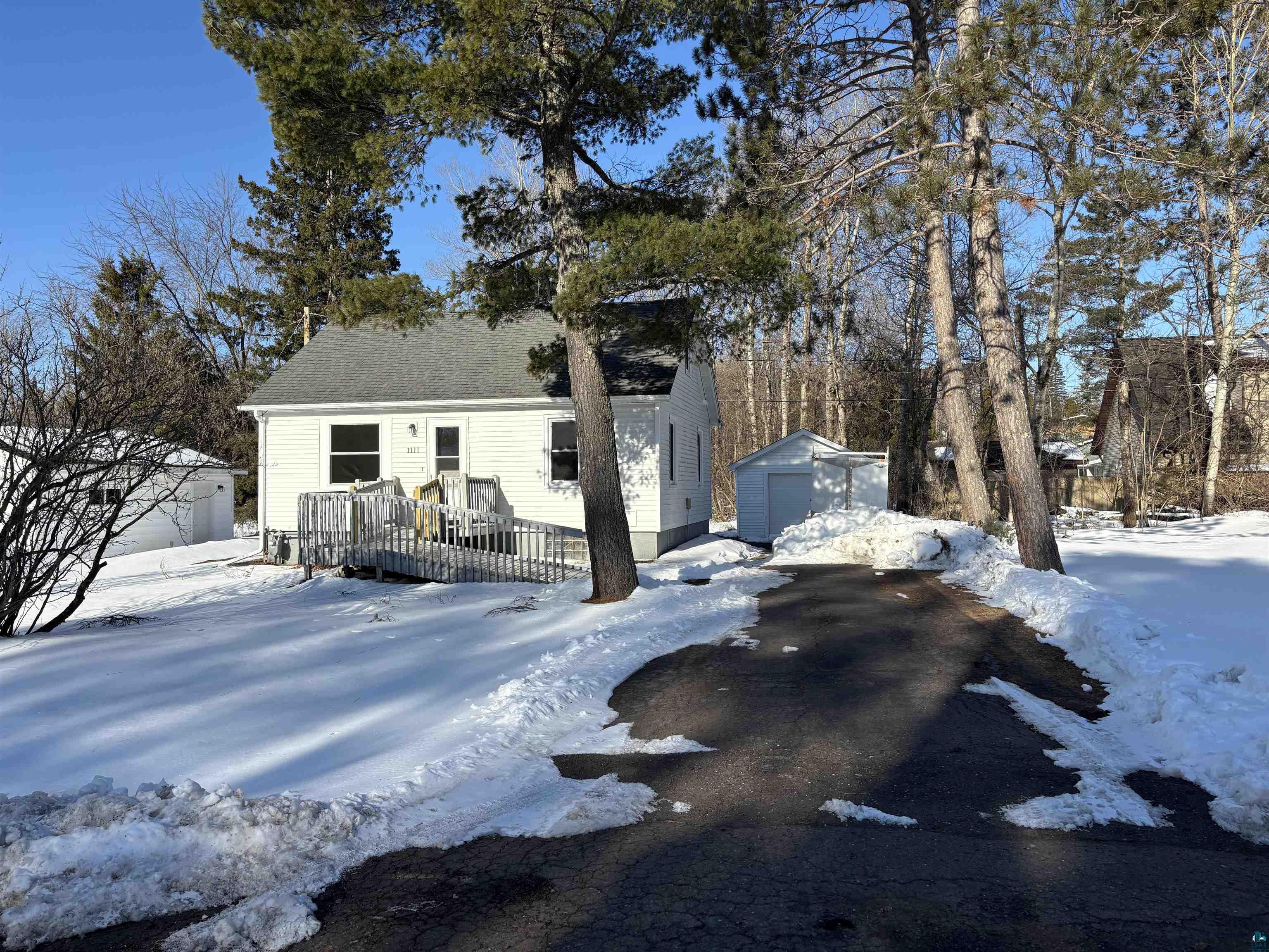 1111 N Robin Ave, Duluth, MN 55811 Listing Photo  1