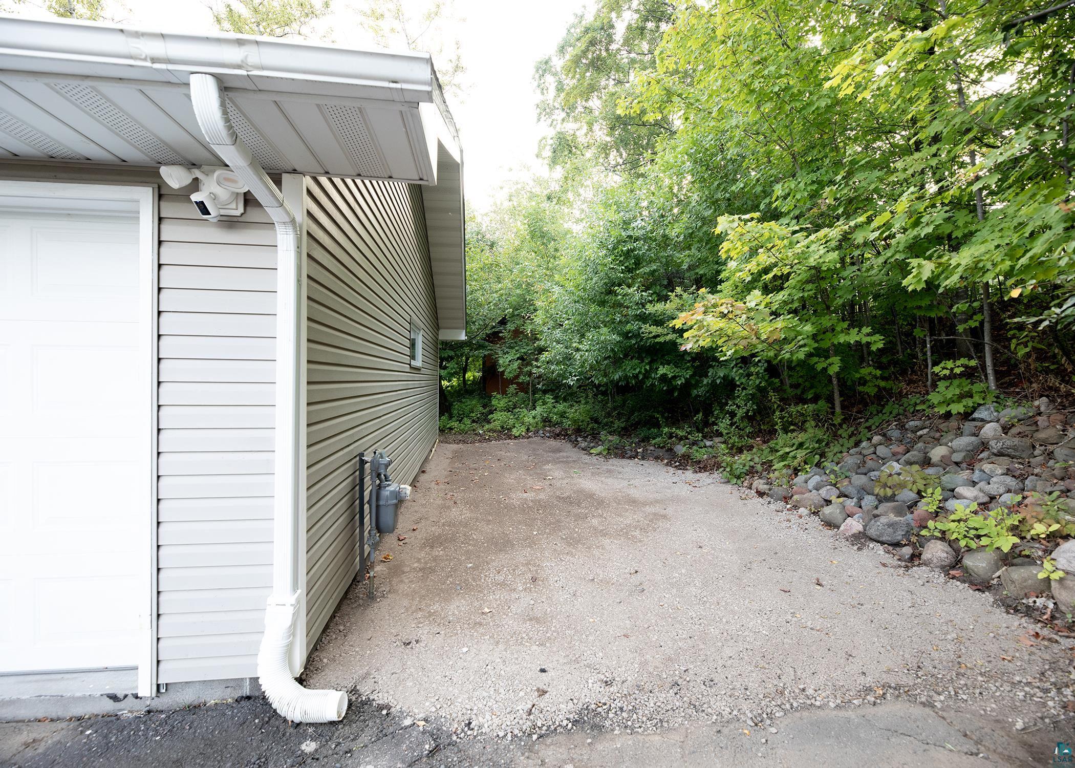 1002 Martha St, Duluth, MN 55805 Listing Photo  16