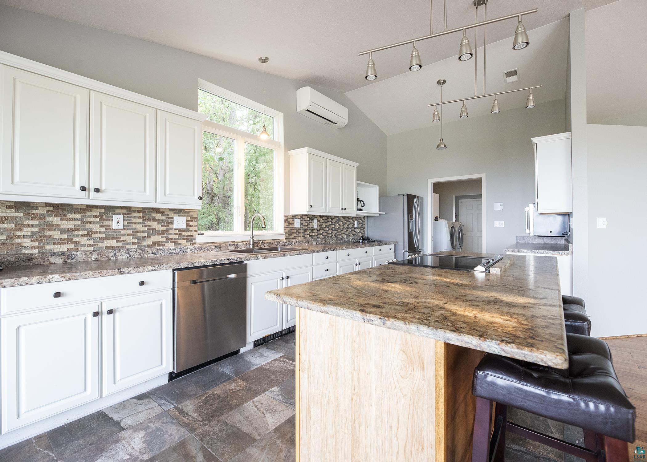 1002 Martha St, Duluth, MN 55805 Listing Photo  43