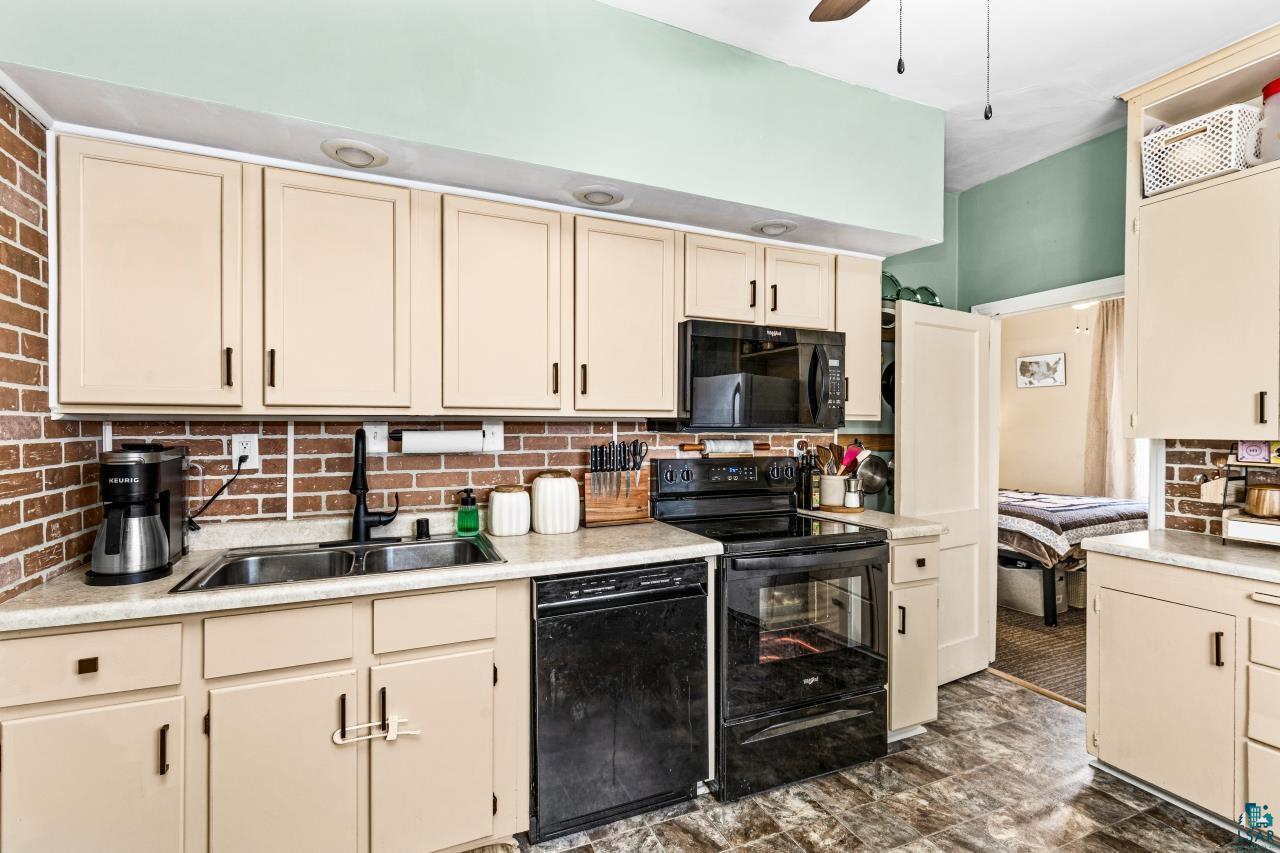 411 N 52nd Ave W, Duluth, MN 55807 Listing Photo  2