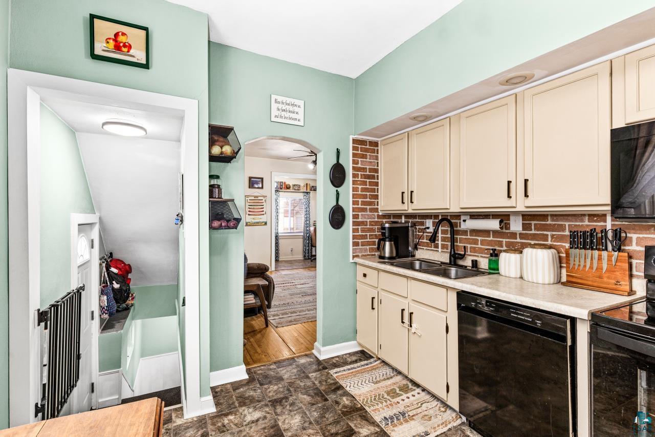 411 N 52nd Ave W, Duluth, MN 55807 Listing Photo  3