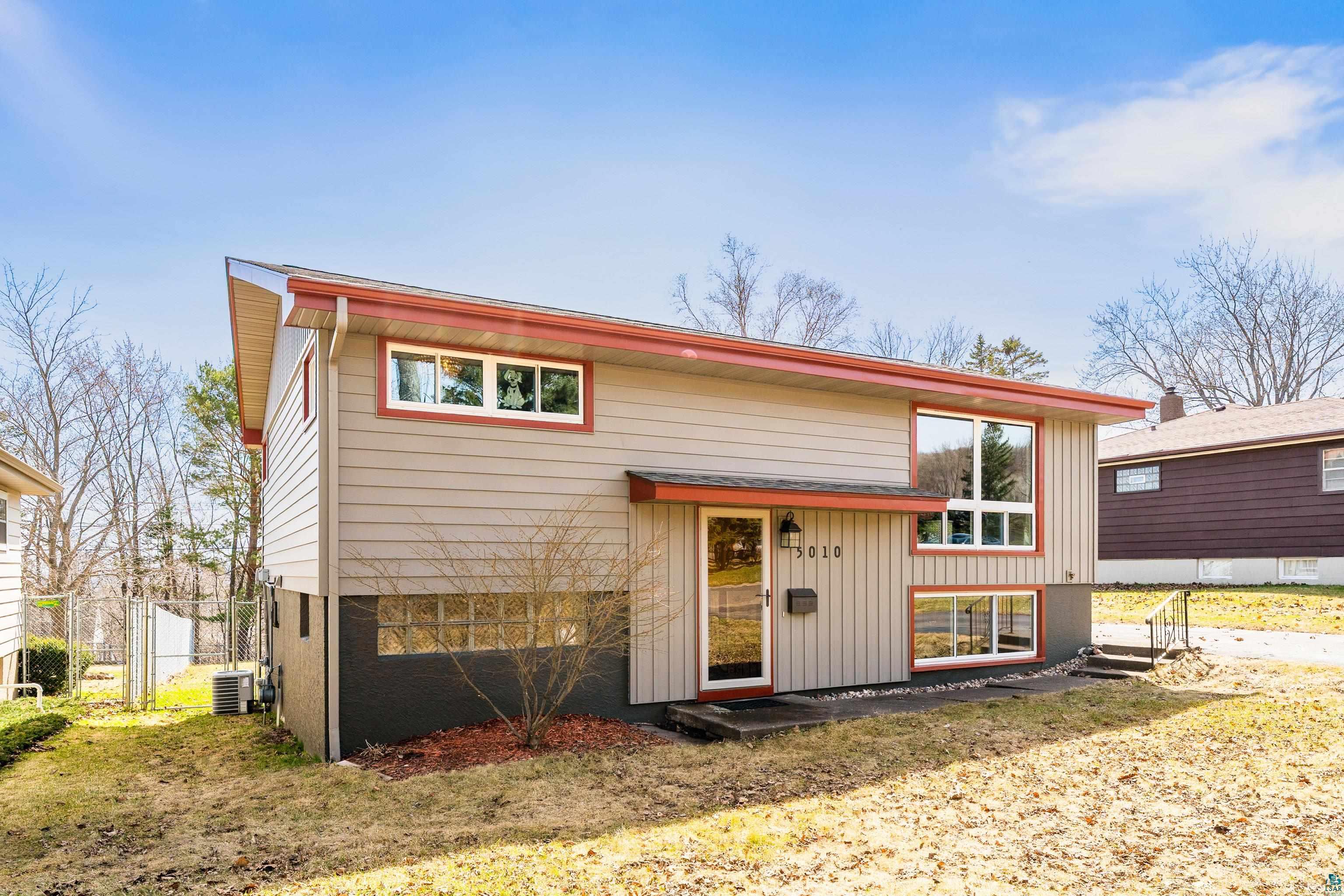 5010 Avondale St, Duluth, MN 55804 Listing Photo  2