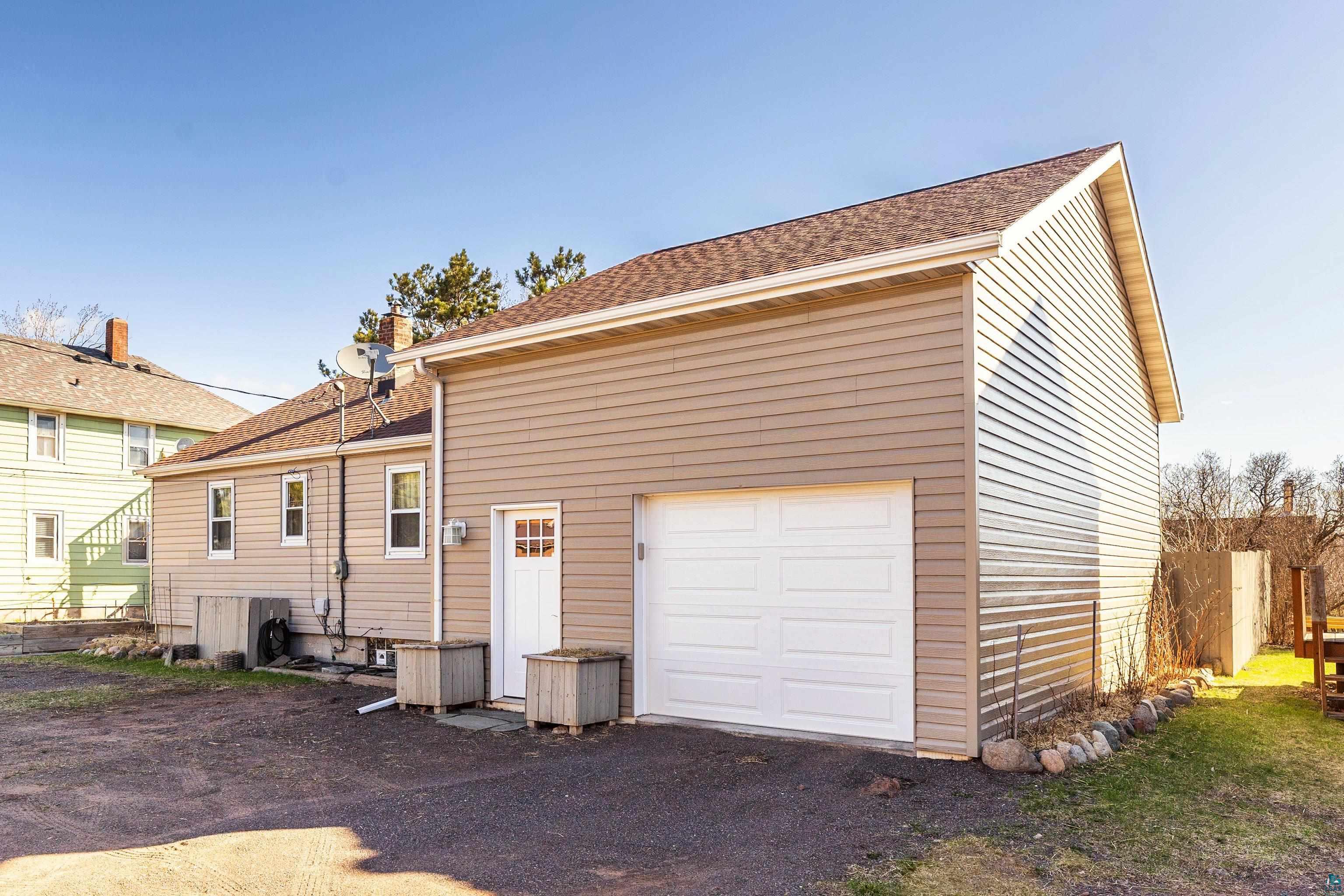 1611 S Lake Ave, Duluth, MN 55802 Listing Photo  33