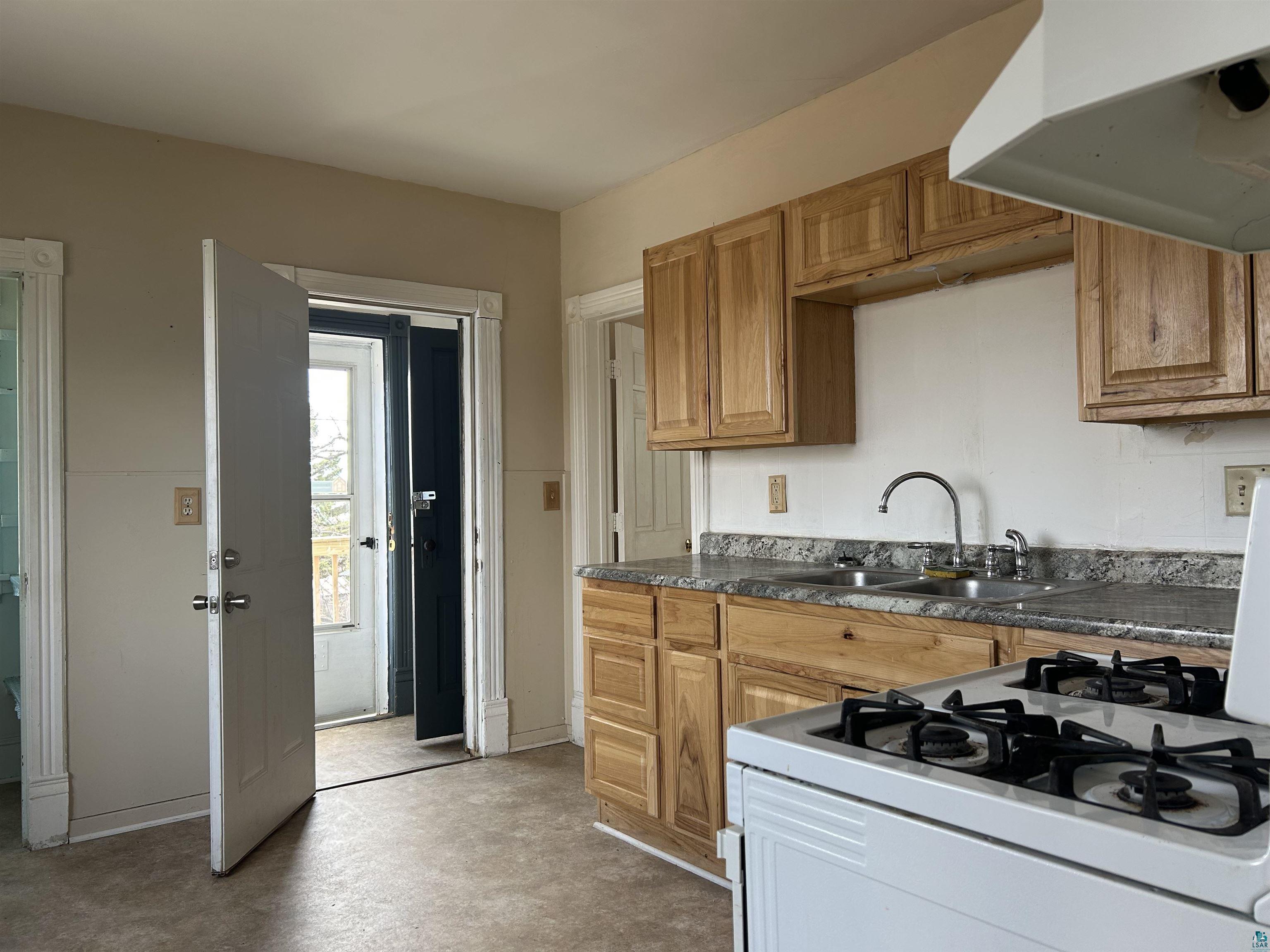 1302 W 1st St, Duluth, MN 55806 Listing Photo  2