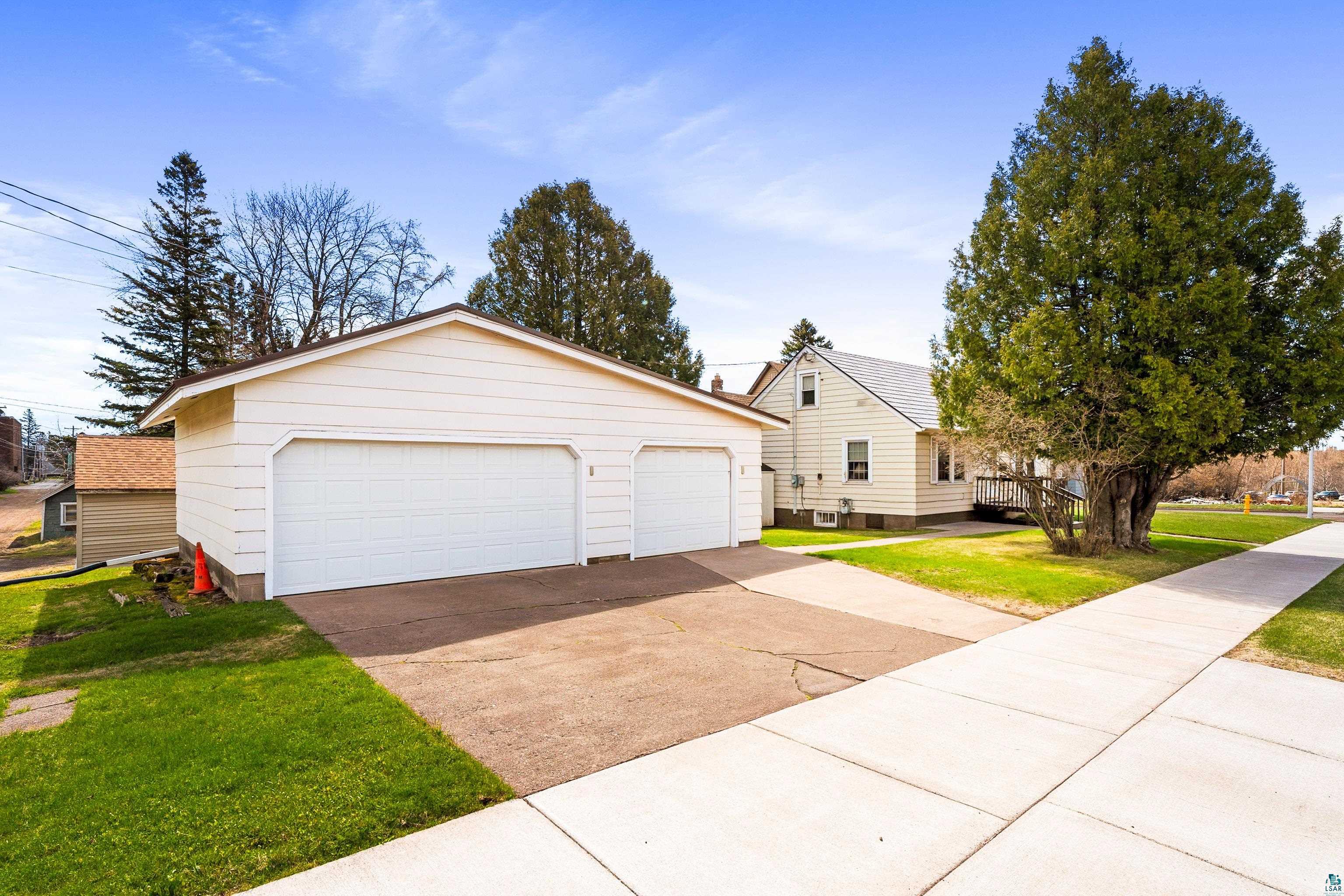 202 8th St, Two Harbors, MN 55616 Listing Photo  3