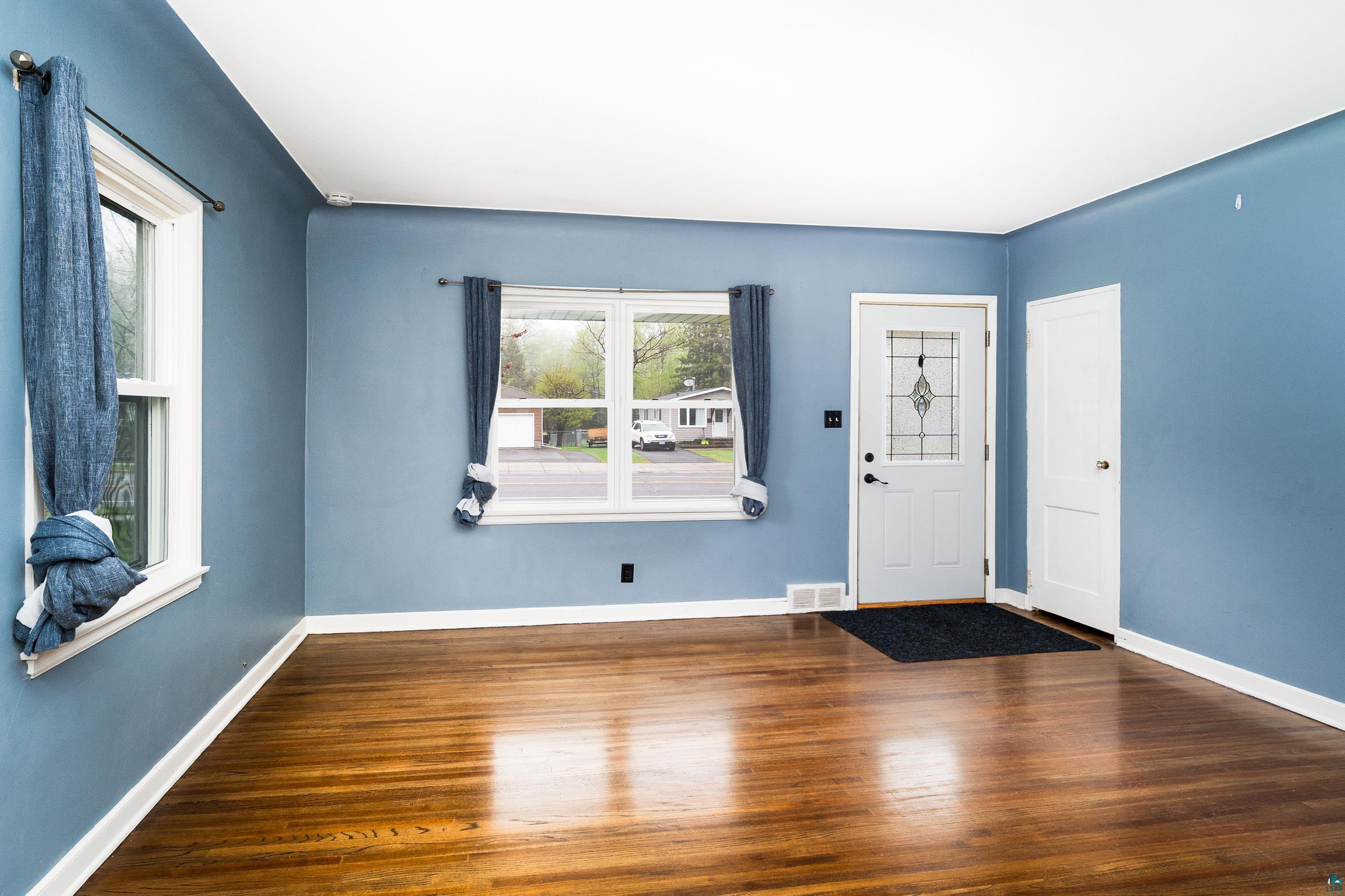 4922 Glenwood St, Duluth, MN 55804 Listing Photo  2