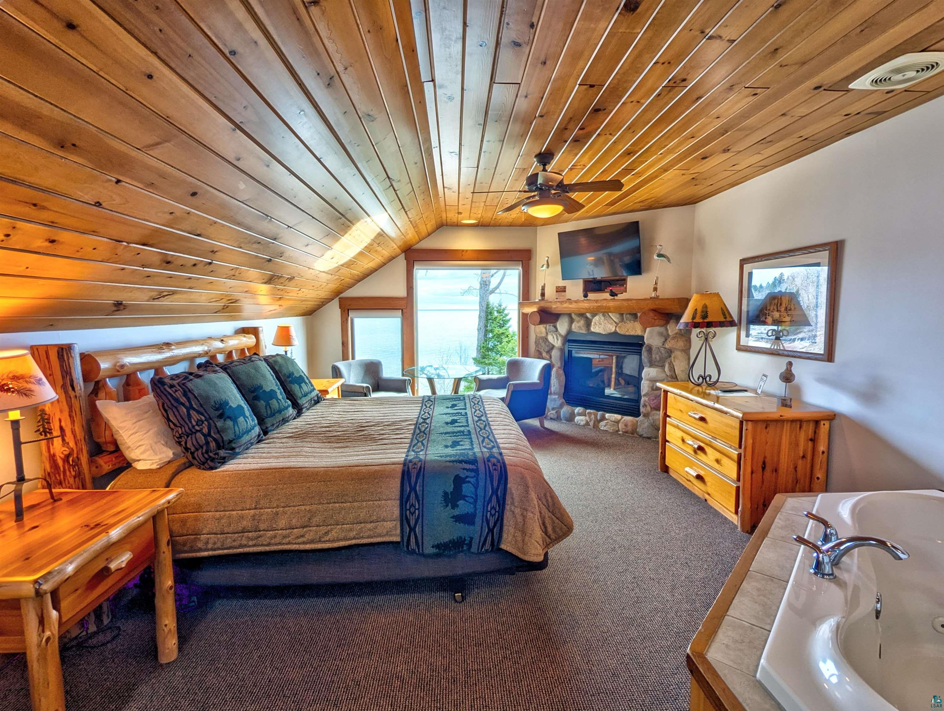 2826 Highway 61, #400, Two Harbors, MN 55616 Listing Photo  9