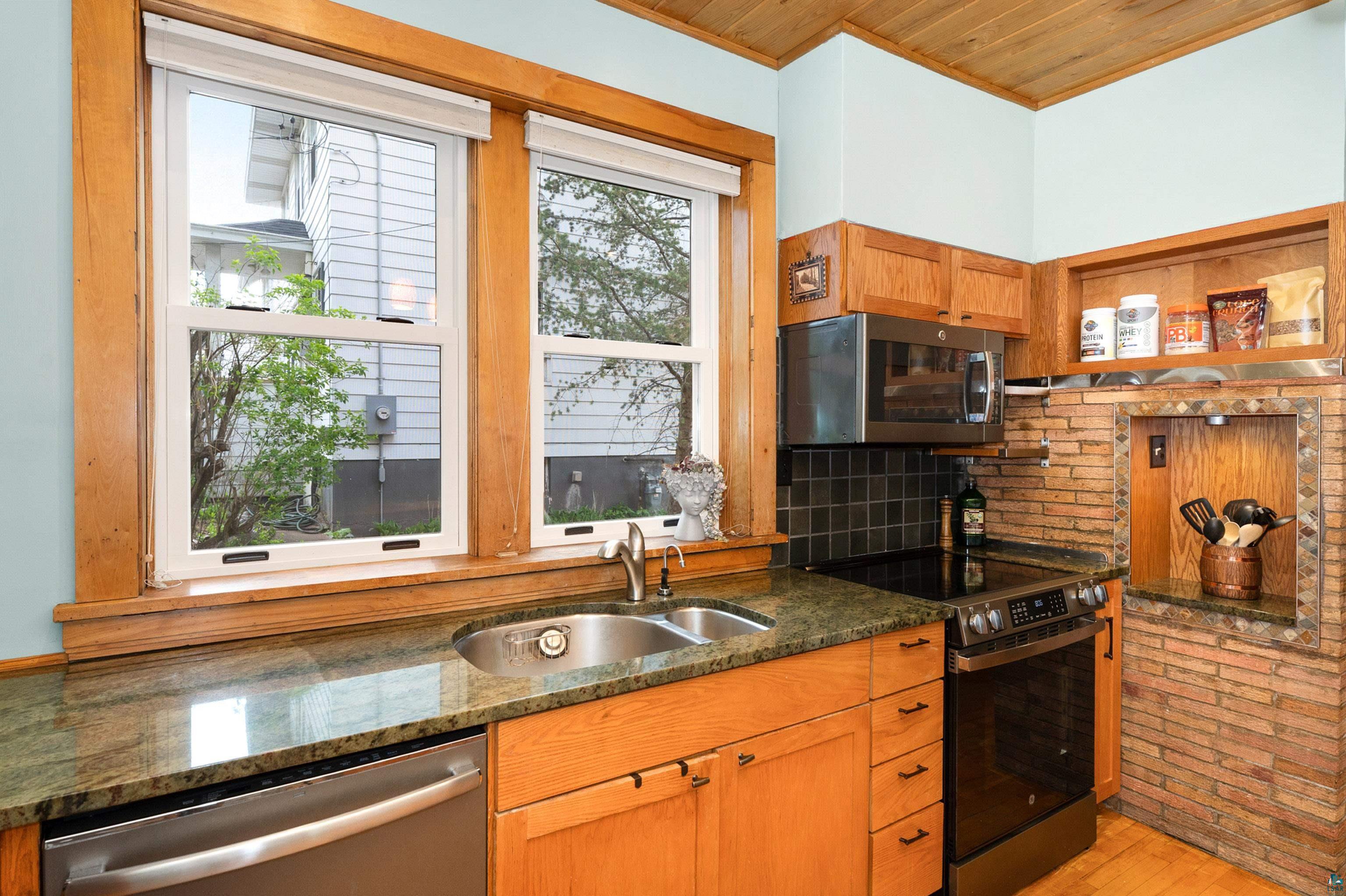 2221 E 4th St, Duluth, MN 55812 Listing Photo  23