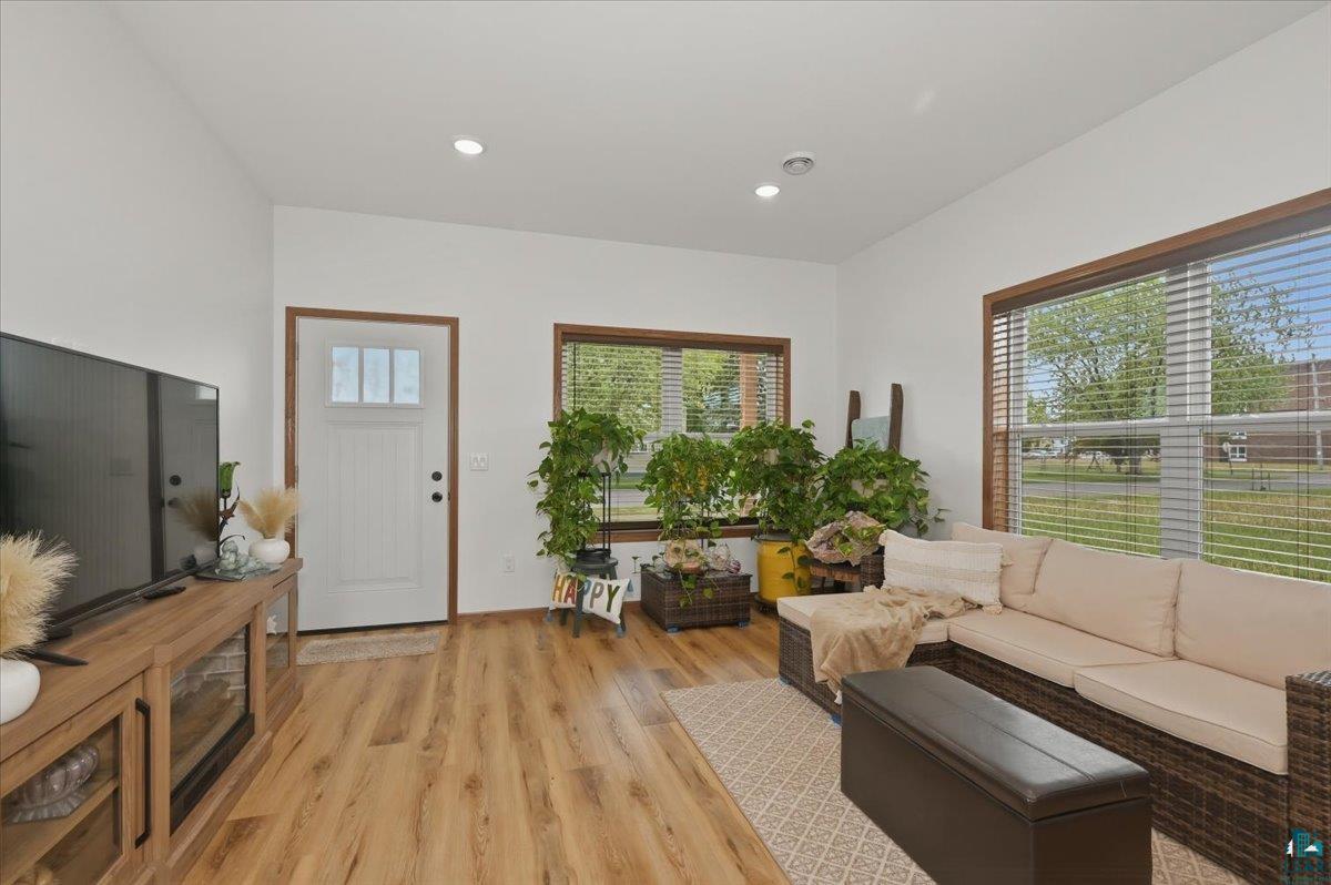 2213 Oakes Ave, Superior, WI 54880 Listing Photo  4