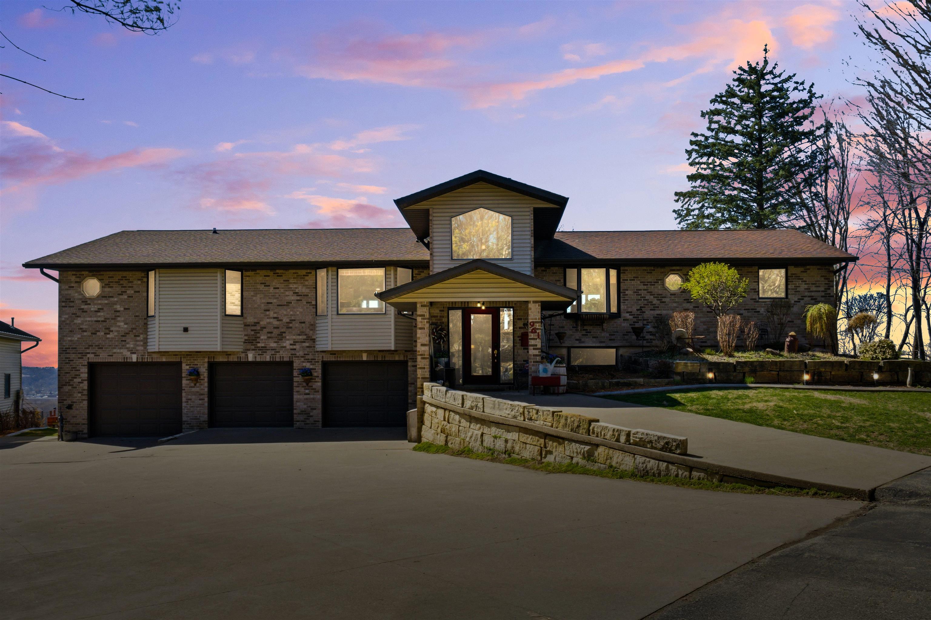 961 Whispering Lane property preview photograph