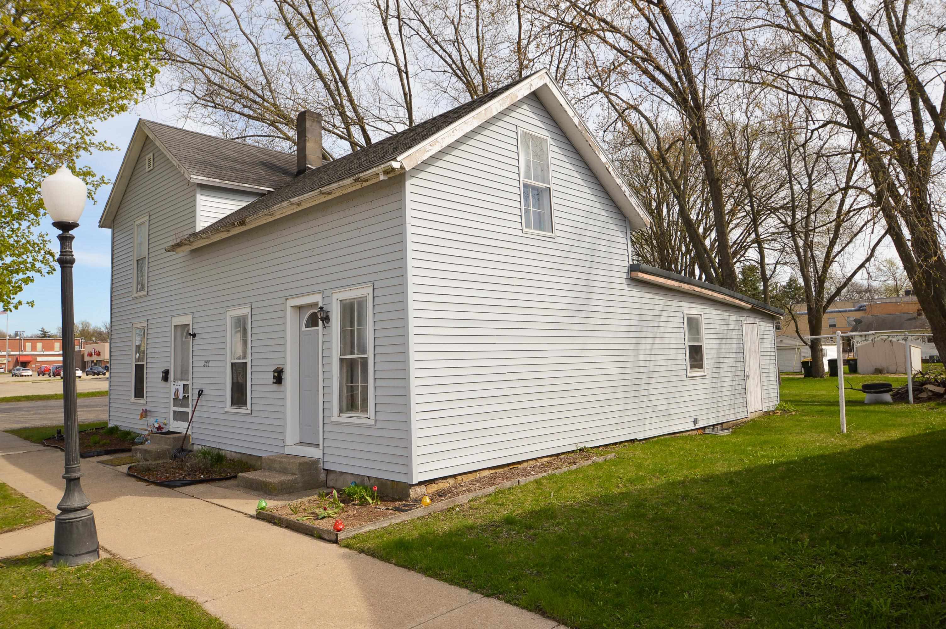 208 Oak W Street property preview photograph