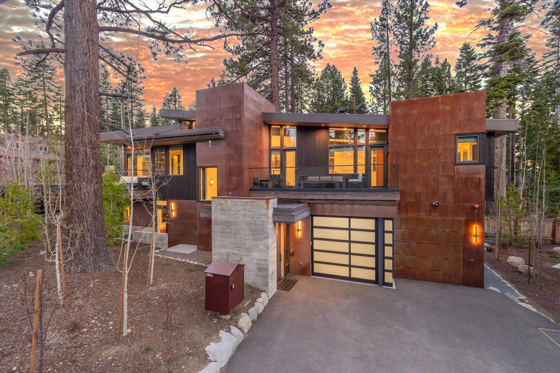 <p>Featured Listings</p>