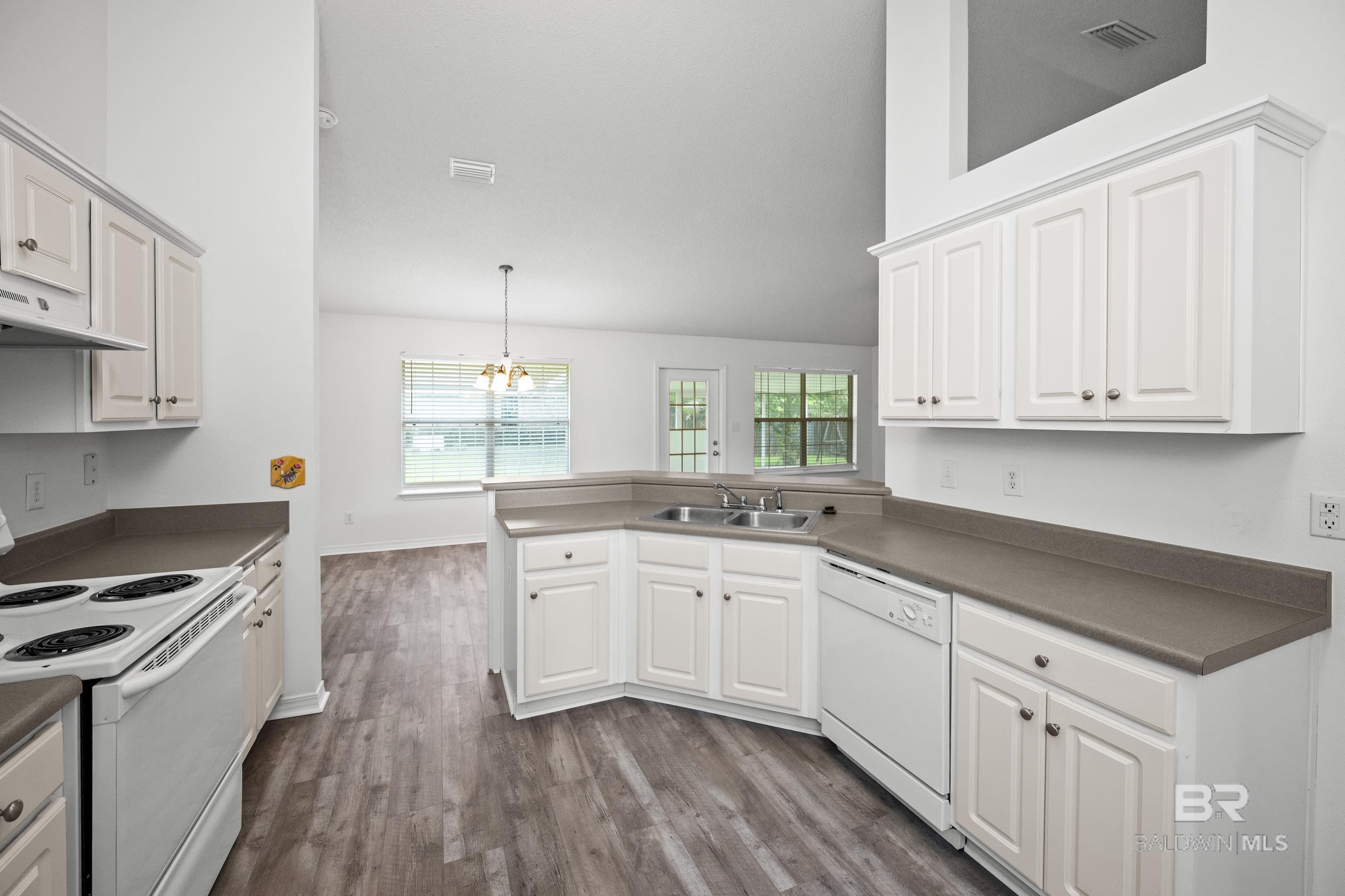 https://zimg.paragon.ice.com/ParagonImages/Property/PG/BCAR/385819/11/0/0/458f9ca7e16b04aa24b4a3975df6c642/7/3dd77bde6bfbacfb2315bf85d06e55c2/385819-ae2faf51-06c8-4d9a-90e1-a6d039b7266c.JPG
