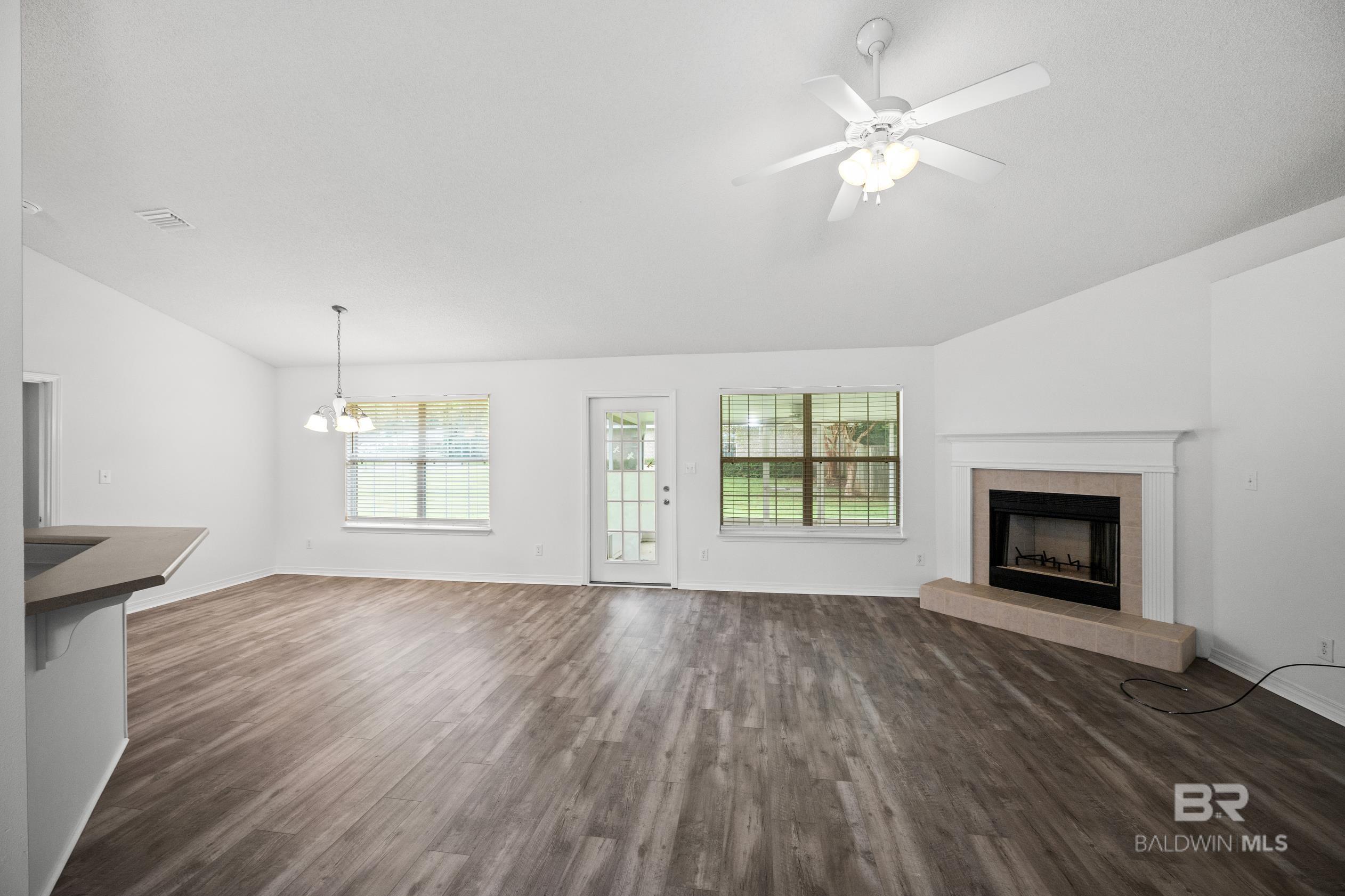 https://zimg.paragon.ice.com/ParagonImages/Property/PG/BCAR/385819/3/0/0/4fa7d346d5195a62ba3756a2b6c11738/7/3dd77bde6bfbacfb2315bf85d06e55c2/385819-d575a86e-897f-4f9f-a193-b75e96dbcb31.JPG