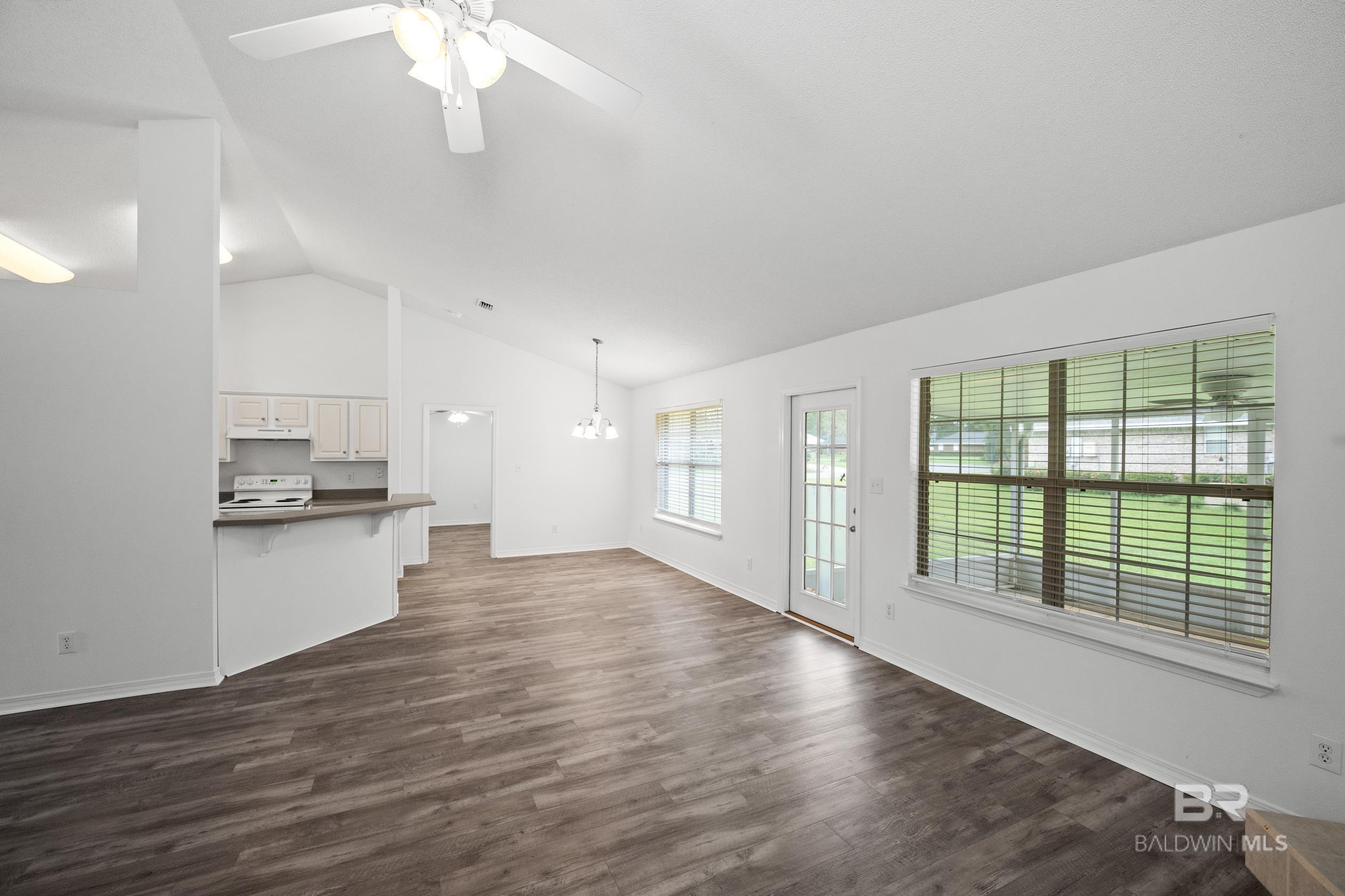 https://zimg.paragon.ice.com/ParagonImages/Property/PG/BCAR/385819/5/0/0/2eebdfd9c8cbf781f466c86ffa2cc388/7/3dd77bde6bfbacfb2315bf85d06e55c2/385819-bc056c41-cb9d-490a-9c15-14f12c888f53.JPG