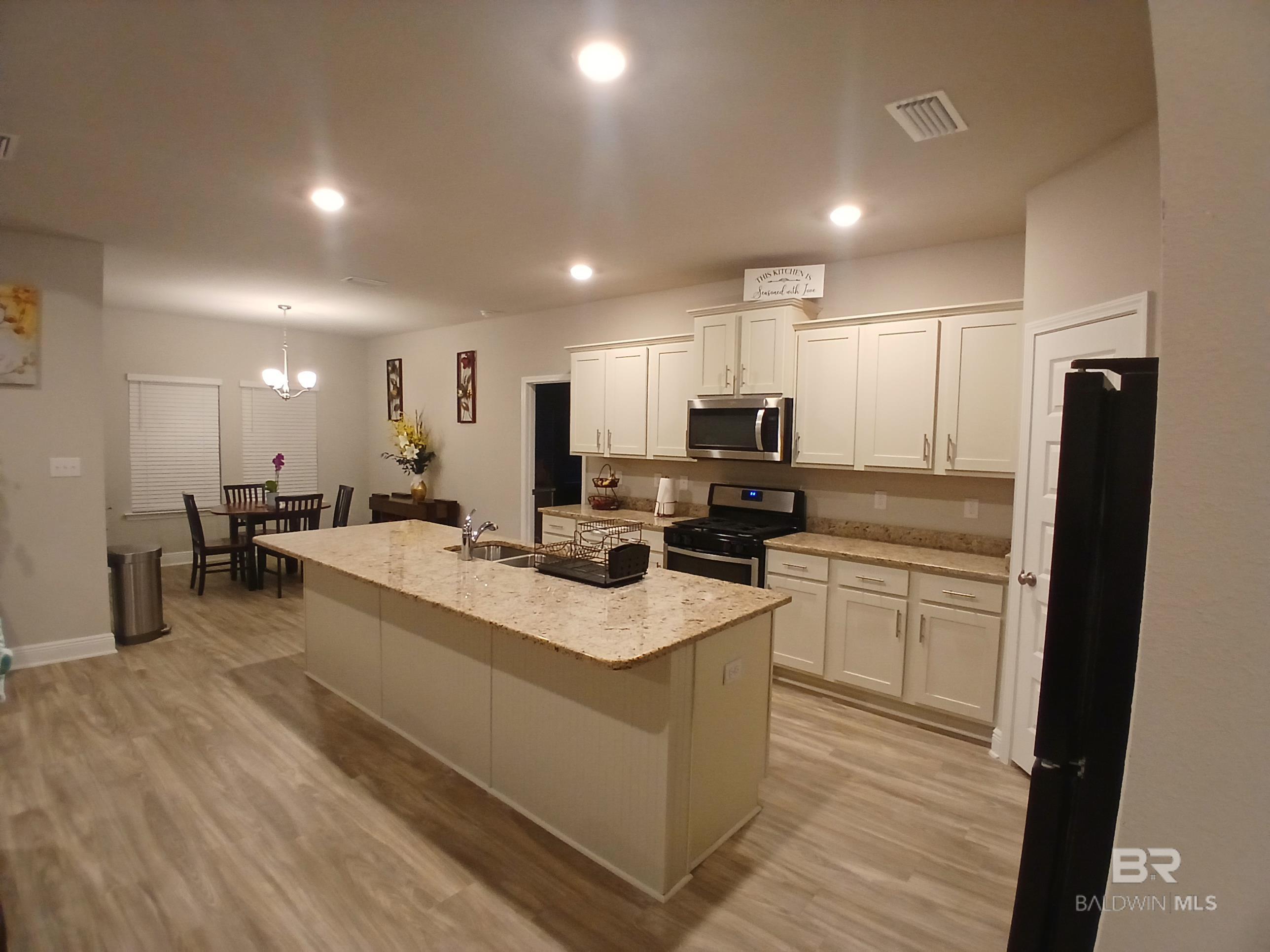 https://zimg.paragon.ice.com/ParagonImages/Property/PG/BCAR/389027/6/0/0/d37c4ff1d700dd12e1bdc45aaee62872/7/30a2f3fd4d6451e951718930ee03ee5c/389027-e84951a2-3e56-48cd-a8c9-3e5e78461cbe.JPG