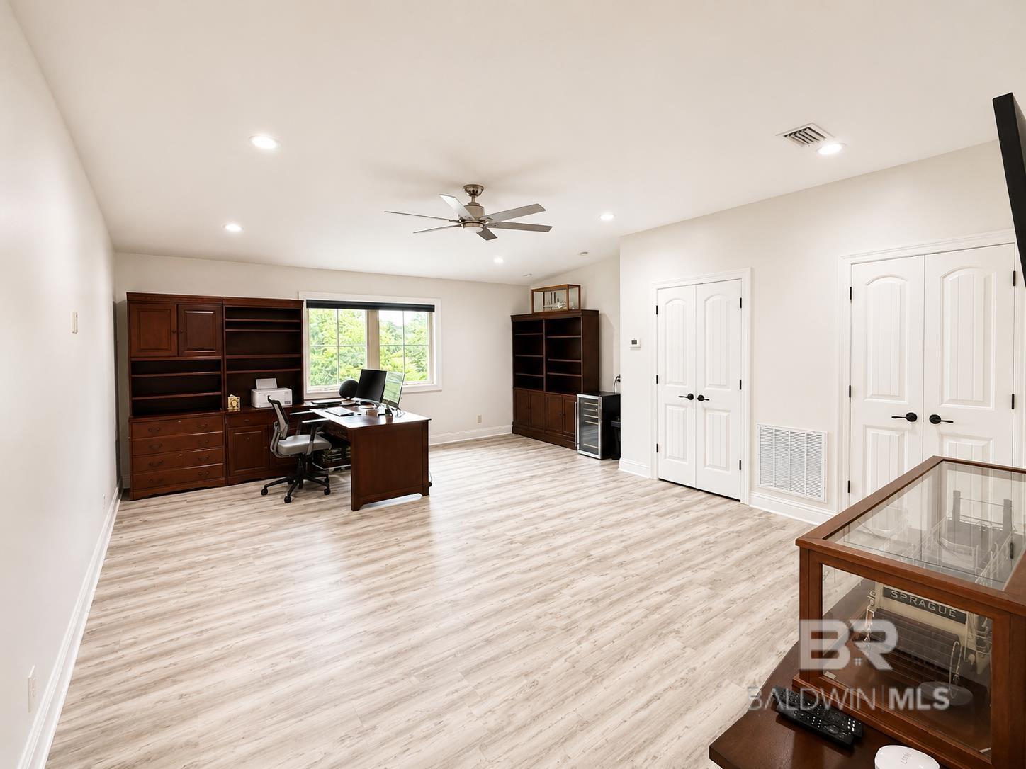 https://zimg.paragon.ice.com/ParagonImages/Property/PG/BCAR/389179/22/0/0/485e4e8a584ca6730c95d1e565eb6253/7/2e10fbfcd5c31f4e4a3efeaa06a13b3c/389179-c7705326-f729-4f87-ad75-51fc42f1cc0d.JPG