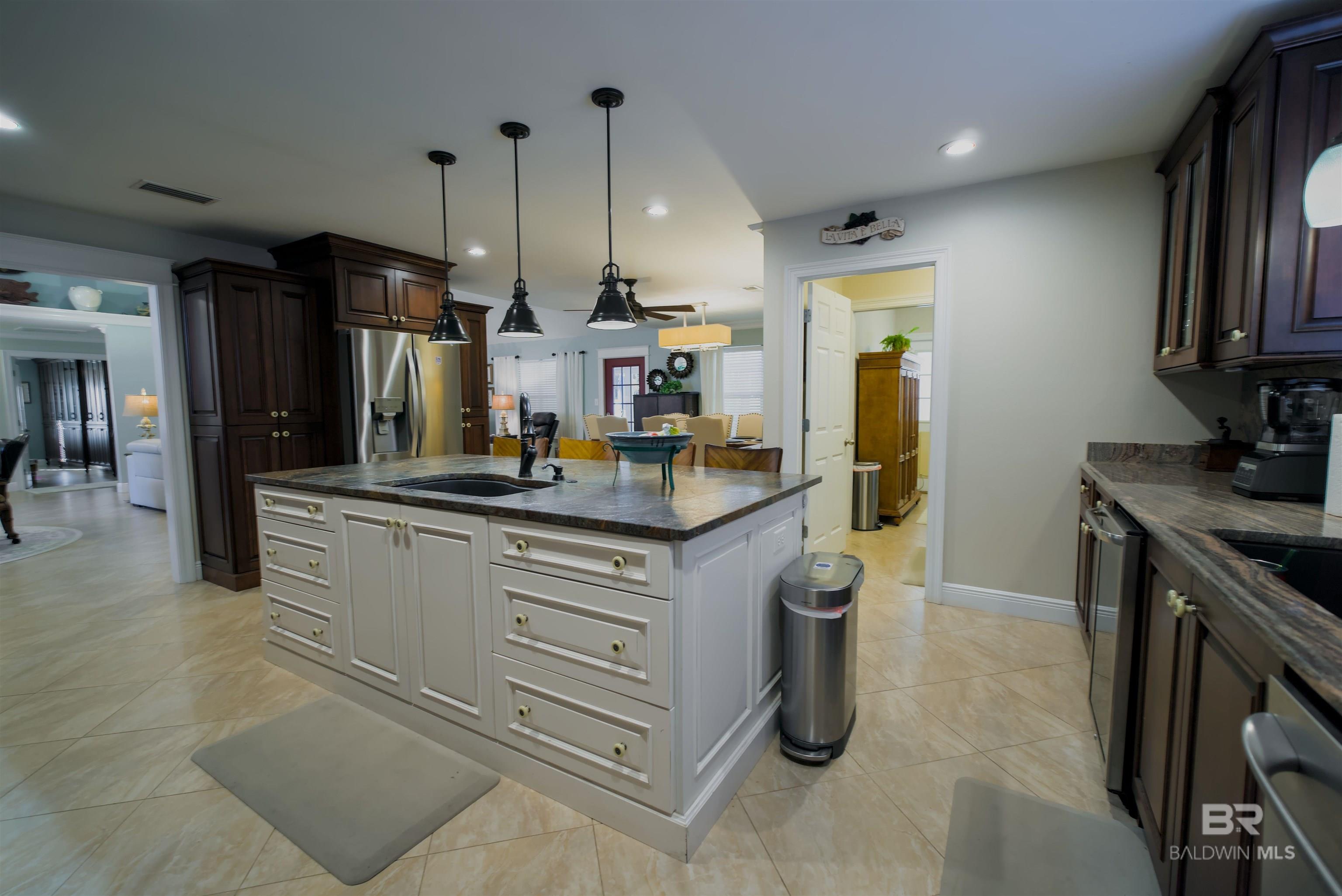 https://zimg.paragon.ice.com/ParagonImages/Property/PG/BCAR/390474/14/0/0/2a023194edd1ff2599ab7ac1b7a7cdfe/7/5c7d3aeee061d309fa370465ba78b9d6/390474-aad5be54-a7a4-49d7-8eff-a1f38e63486f.JPG