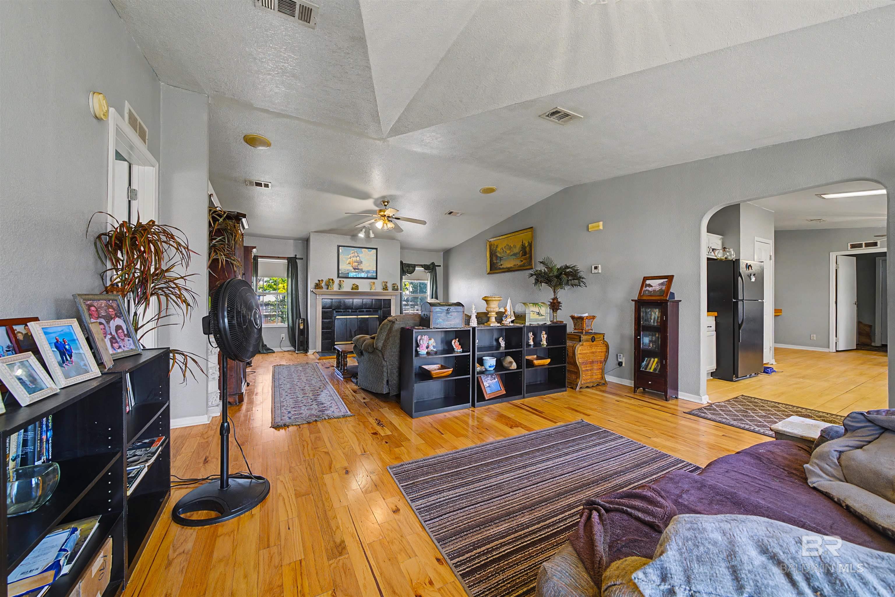 https://zimg.paragon.ice.com/ParagonImages/Property/PG/BCAR/390693/10/0/0/cbdb3840d8bbce128cef9d6026e90a20/7/7a89c703324dca2d641e6253c6ea14f2/390693-f6557005-92b0-46e5-b20d-47e600ce5a05.JPG