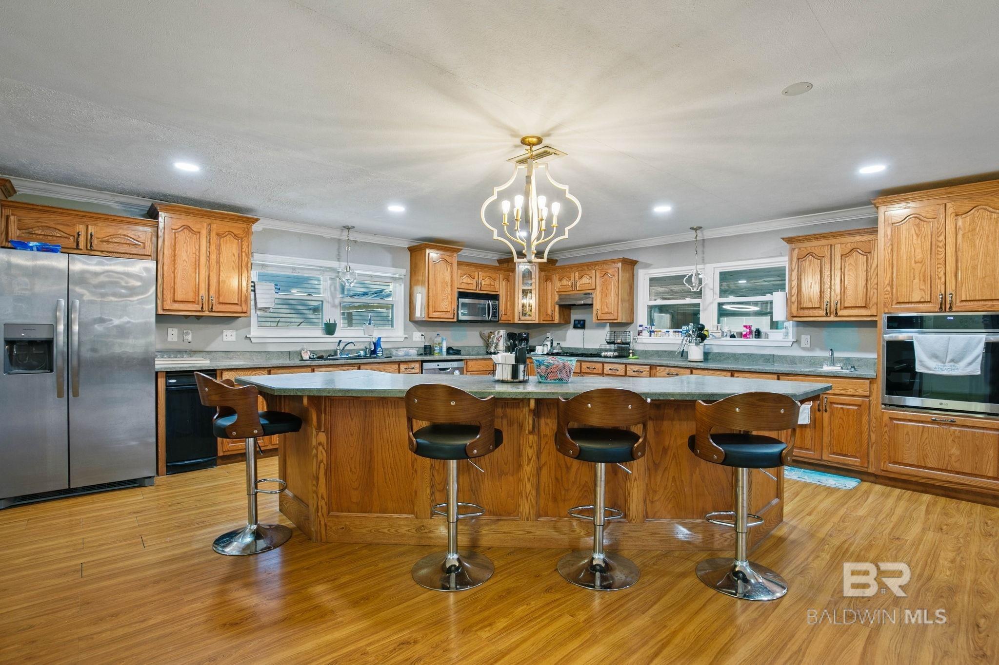 https://zimg.paragon.ice.com/ParagonImages/Property/PG/BCAR/390710/10/0/0/05eda1124c434c341abe88099d1ed657/7/0f94a2d3d5a1eab7aaf46bd33aba4fcf/390710-422a8ae4-f75d-4a2b-9c1e-03a83884b908.JPG