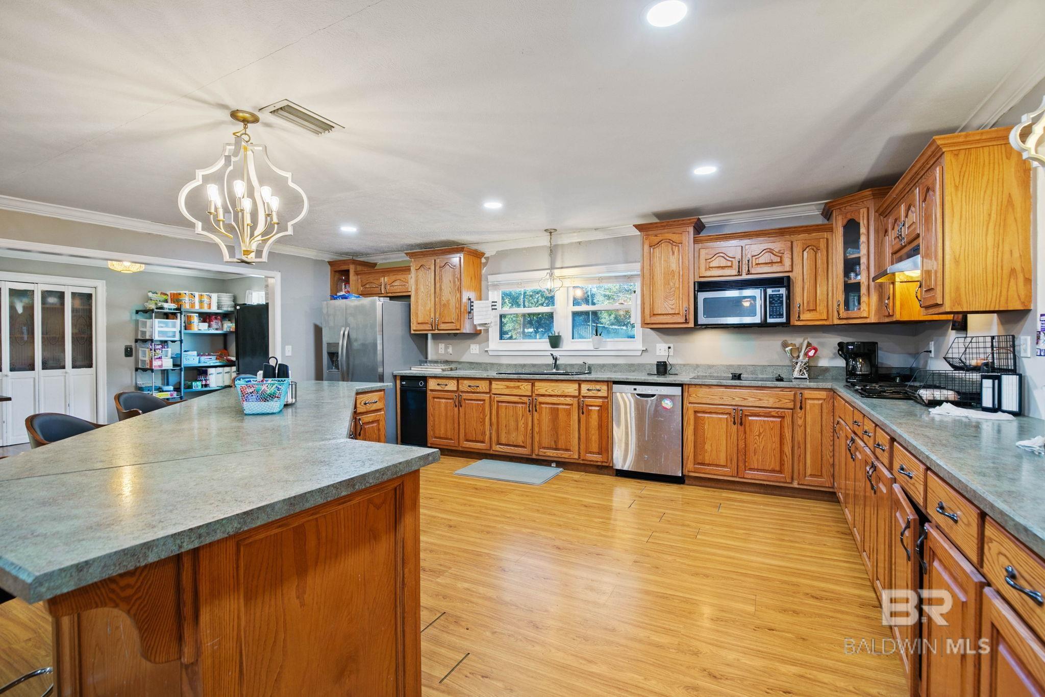 https://zimg.paragon.ice.com/ParagonImages/Property/PG/BCAR/390710/16/0/0/3fc8c72fb643e18bdcfaed72960a766a/7/0f94a2d3d5a1eab7aaf46bd33aba4fcf/390710-2691e27a-05a7-4569-a21f-075336eb79b6.JPG