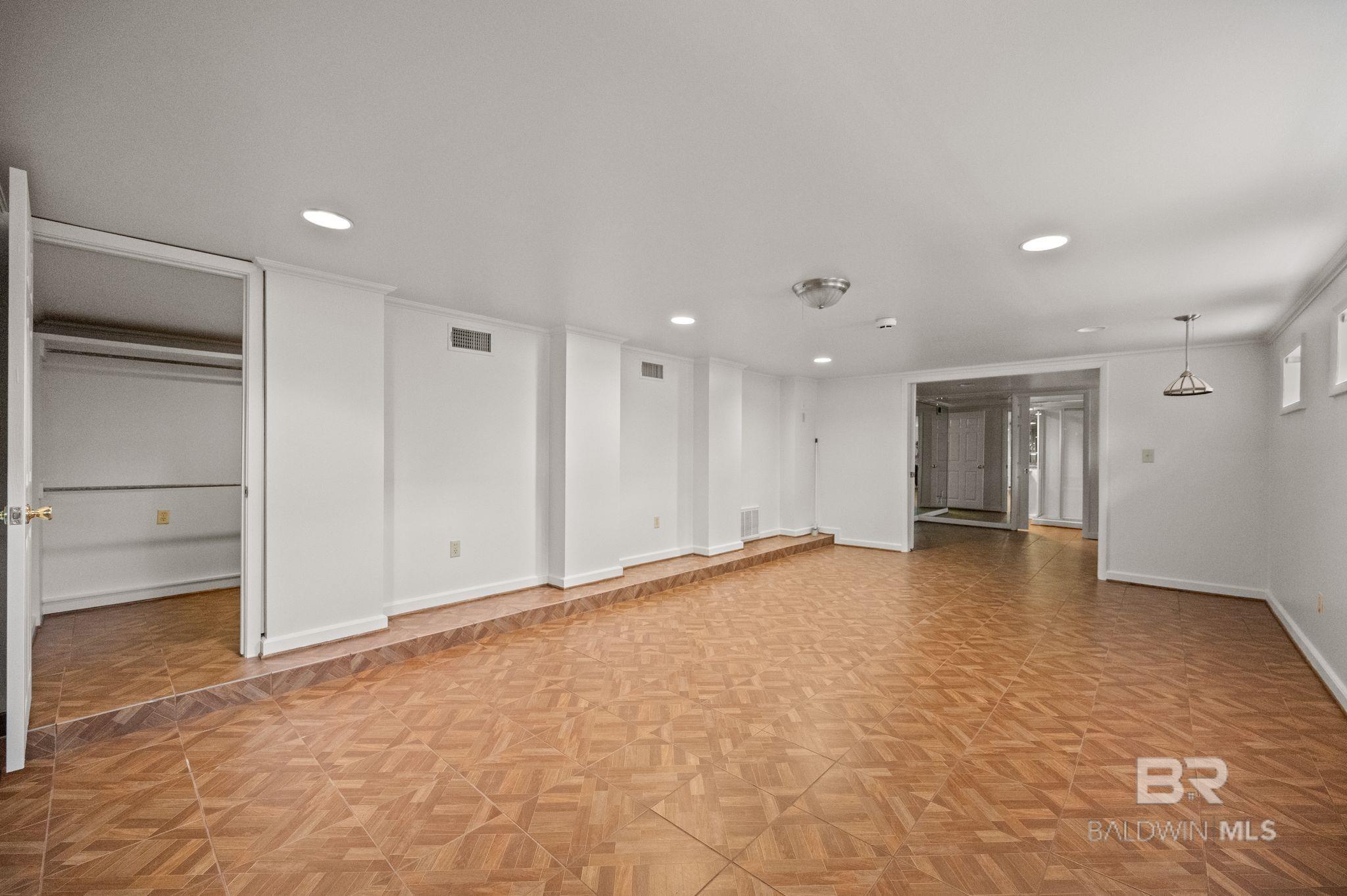 https://zimg.paragon.ice.com/ParagonImages/Property/PG/BCAR/391641/36/0/0/3ed9d943445773bf859a612a58f3d617/7/da3f4877e41e2bed74463935dd4e42be/391641-6b58b9a4-93d4-453b-b72e-54be0741ccea.JPG