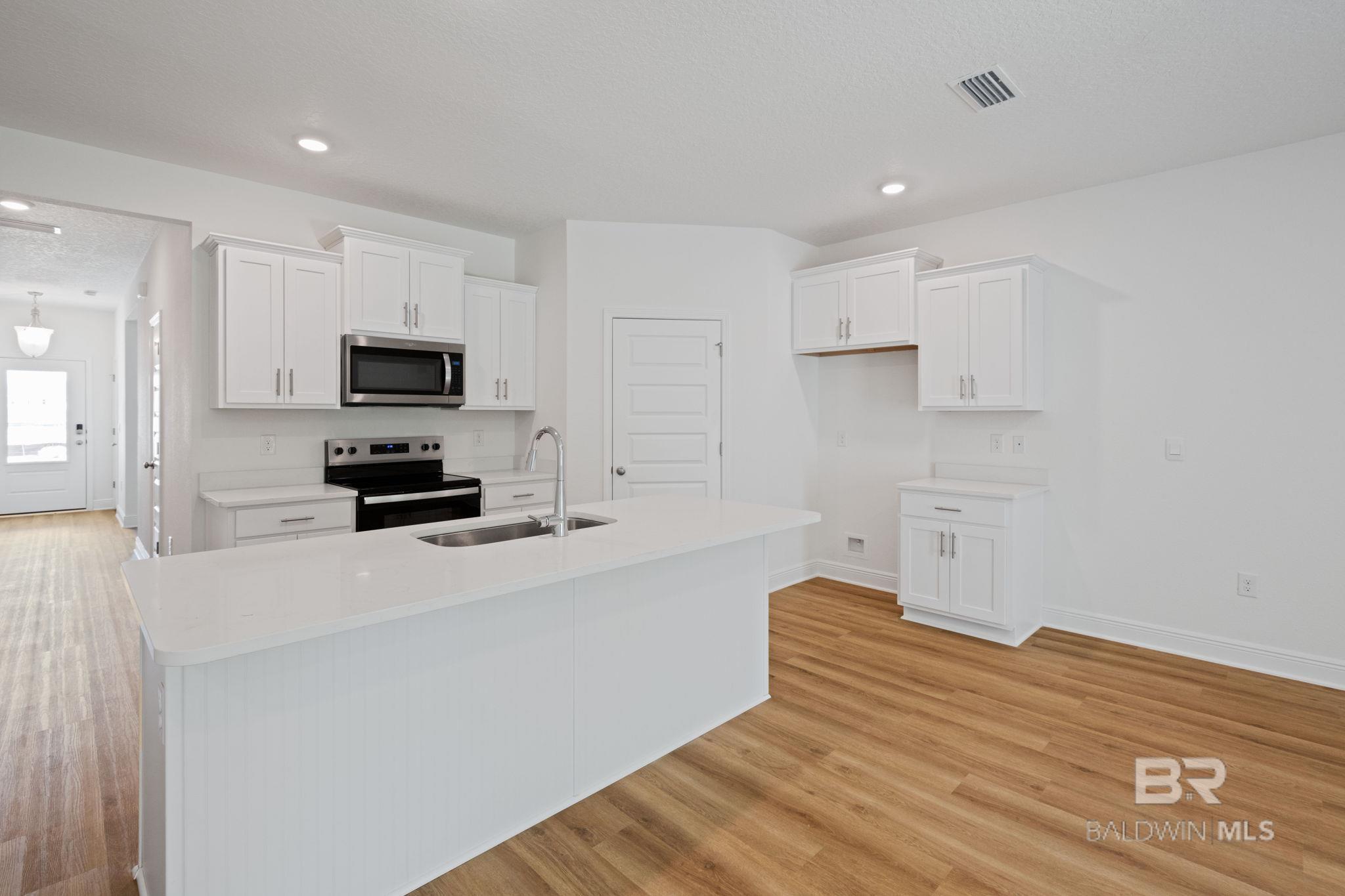 https://zimg.paragon.ice.com/ParagonImages/Property/PG/BCAR/392046/5/0/0/ff257d7494b1ffaf4040efd3db517e25/7/d860fef6a6b062cb6bc969c46c0d600d/392046-42dd75e9-9465-4b5b-8b19-14287541556c.JPG