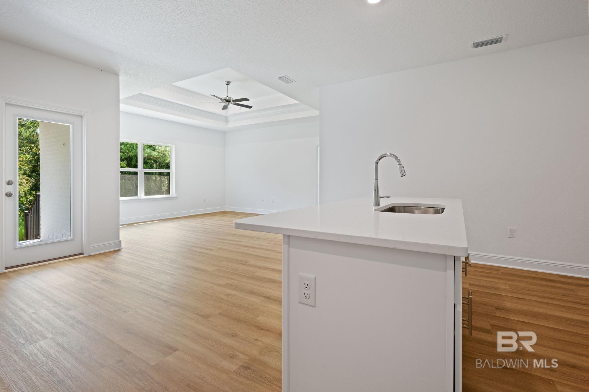 https://zimg.paragon.ice.com/ParagonImages/Property/PG/BCAR/392046/8/0/0/6f9b2589f5e429f5d90588695c9ec430/7/d860fef6a6b062cb6bc969c46c0d600d/392046-ea499d32-5f64-4233-a697-19d535723548.JPG