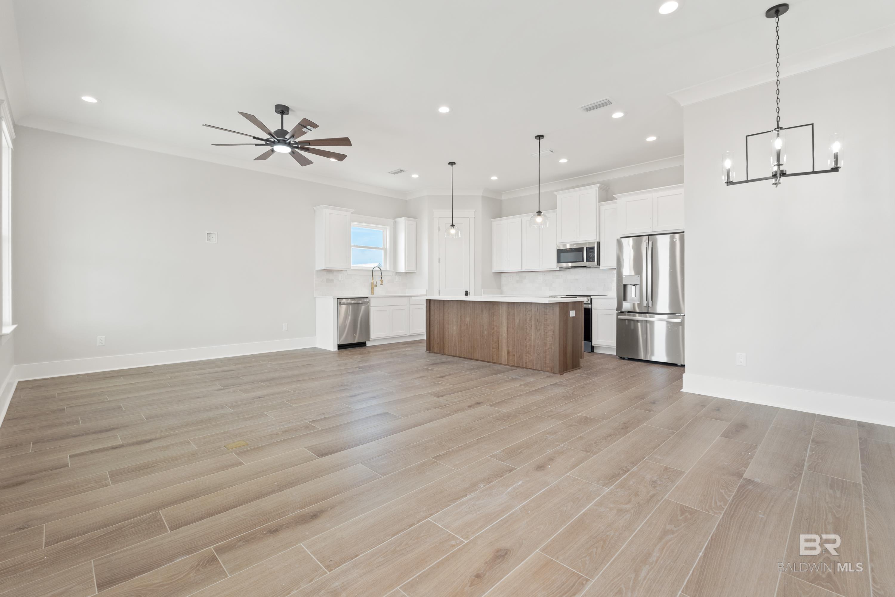 https://zimg.paragon.ice.com/ParagonImages/Property/PG/BCAR/392186/3/0/0/9737107c504c28fce9701a0700888ac2/7/0cb28579eca7917a0c027b9141680408/392186-fa8684bd-fd80-4a1b-ab3e-25c229001e0d.JPG