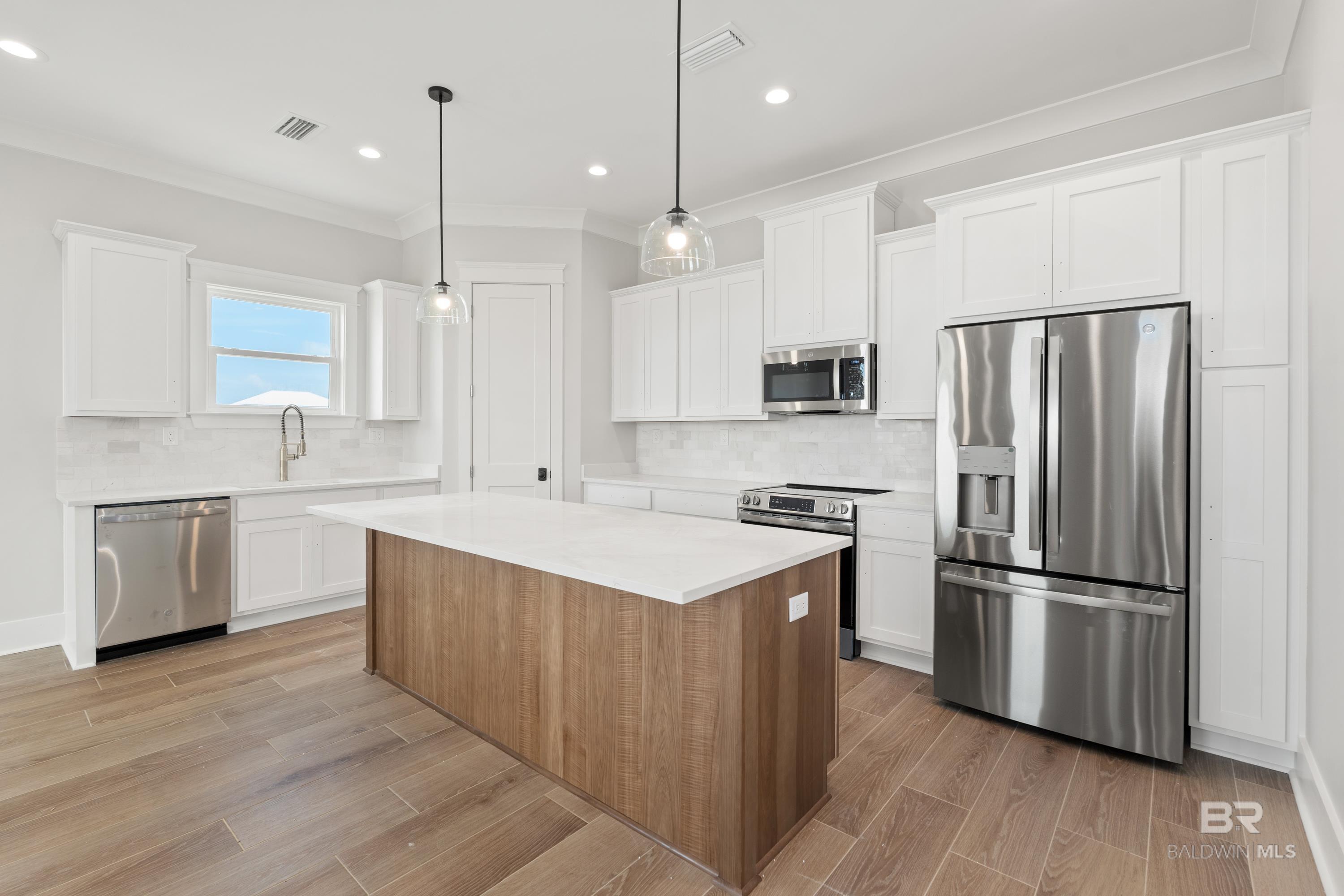 https://zimg.paragon.ice.com/ParagonImages/Property/PG/BCAR/392186/5/0/0/b265298c51ee0f0af556ea6b2565c02a/7/0cb28579eca7917a0c027b9141680408/392186-67579a3c-5dc0-451c-8ab1-984dcdd515bf.JPG