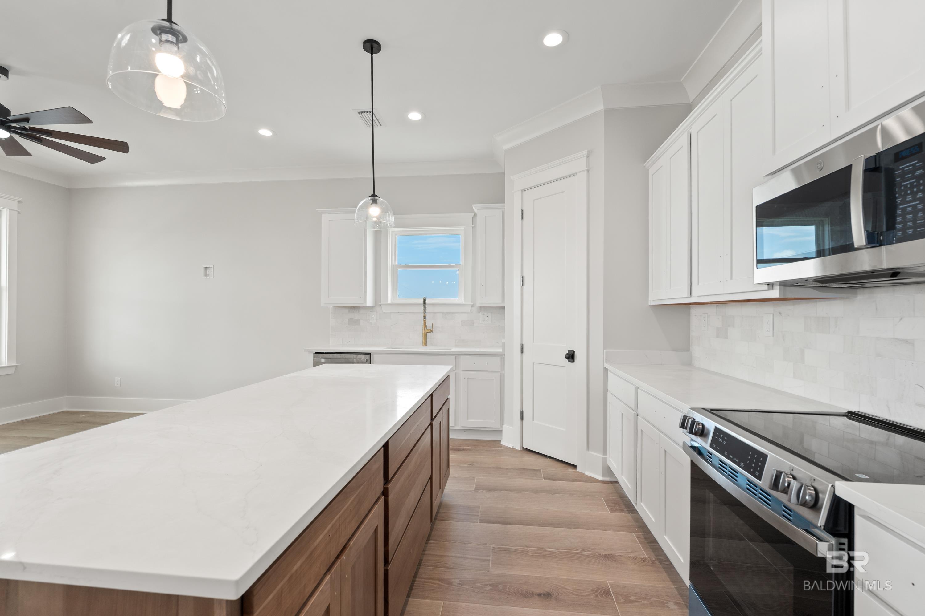 https://zimg.paragon.ice.com/ParagonImages/Property/PG/BCAR/392186/7/0/0/3a42c9e0eaa566a2067025d7a91e5ad5/7/0cb28579eca7917a0c027b9141680408/392186-3d9d130a-e69c-4762-8c47-6e9c84209d19.JPG