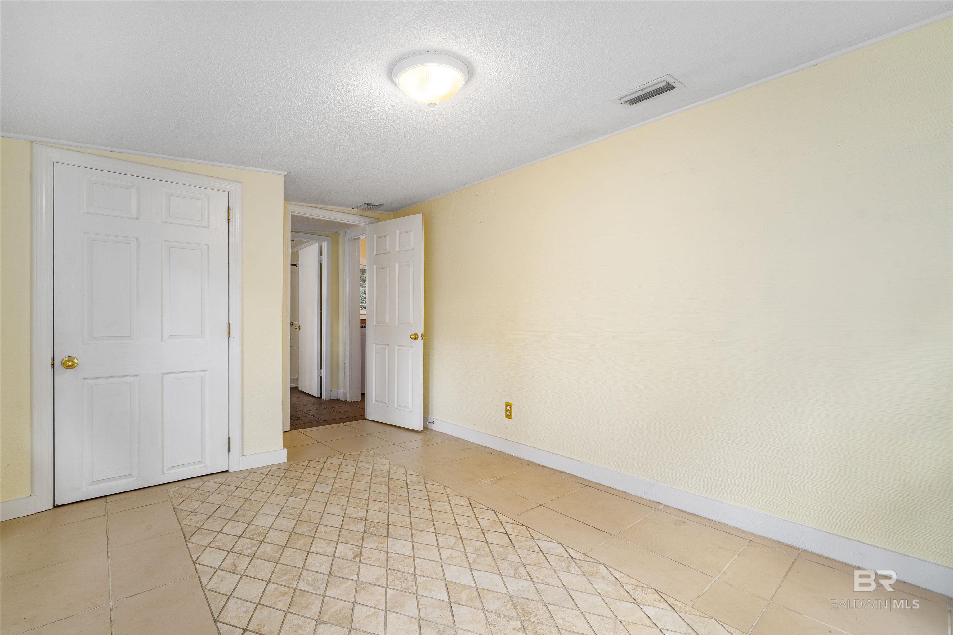 https://zimg.paragon.ice.com/ParagonImages/Property/PG/BCAR/392396/16/0/0/47f477a2613cc289a997f3df2c25c119/7/42bf2f3e4930583a85f818096503f3b1/392396-77ac9d27-0d2f-4c49-9efa-8779225d8fa0.JPG
