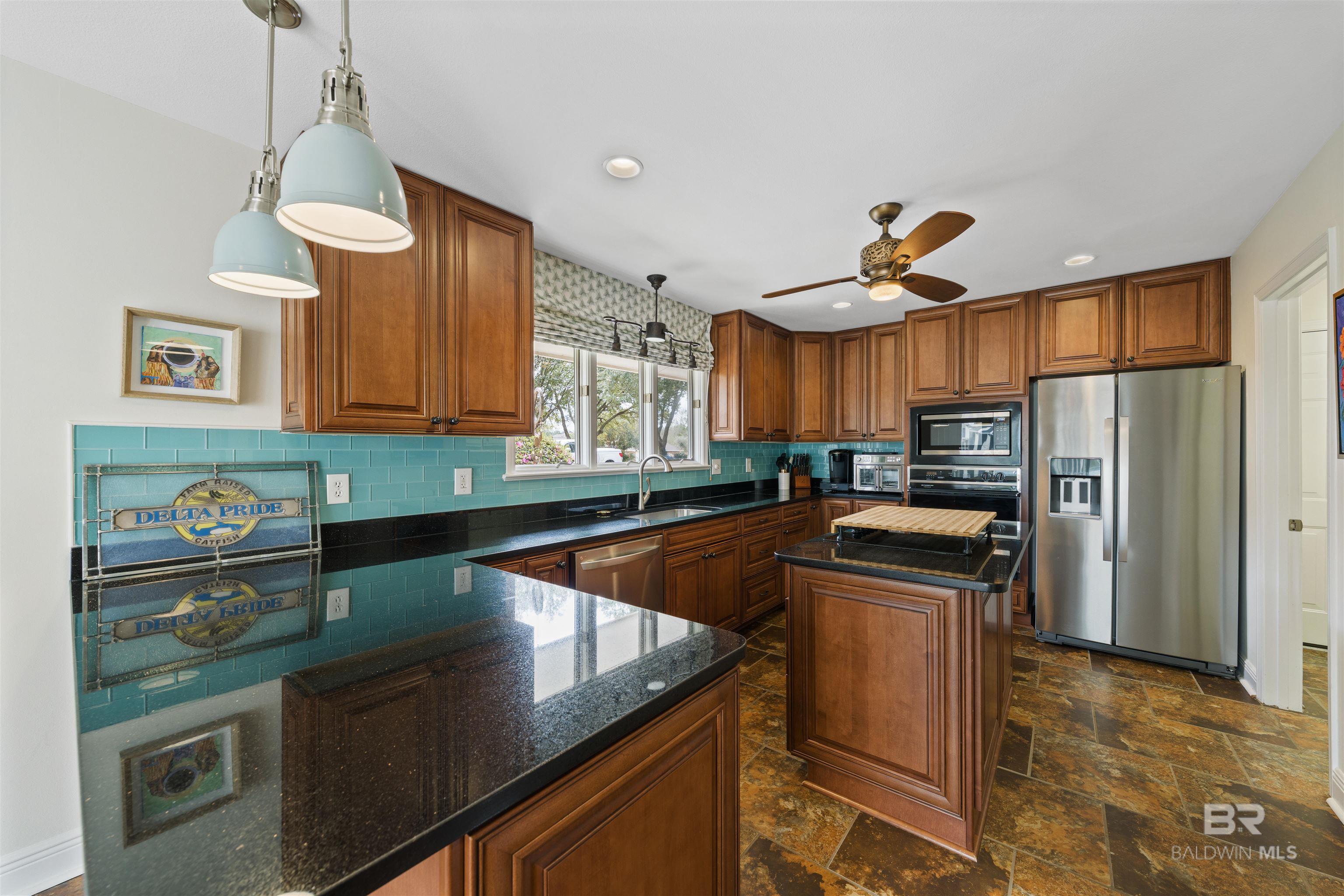 https://zimg.paragon.ice.com/ParagonImages/Property/PG/BCAR/392808/16/0/0/2c607580316602c1e4921bc9a2012b46/7/08202bd6890089521e5a3330330ac8aa/392808-7c71dacc-f249-49a3-a81c-d3315d16648d.JPG